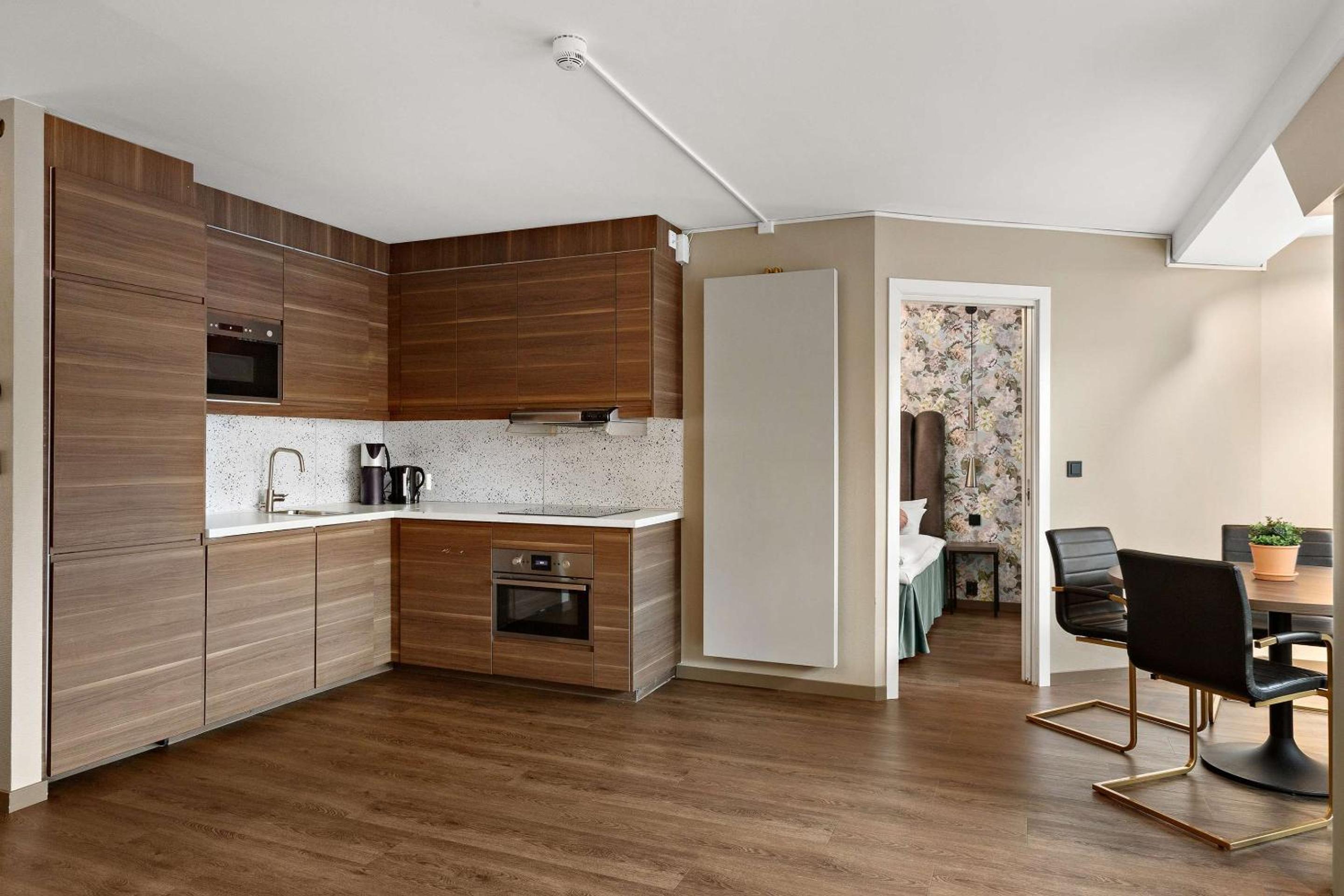 Two-Bedroom Apartment - Non-Smoking - Photo 2