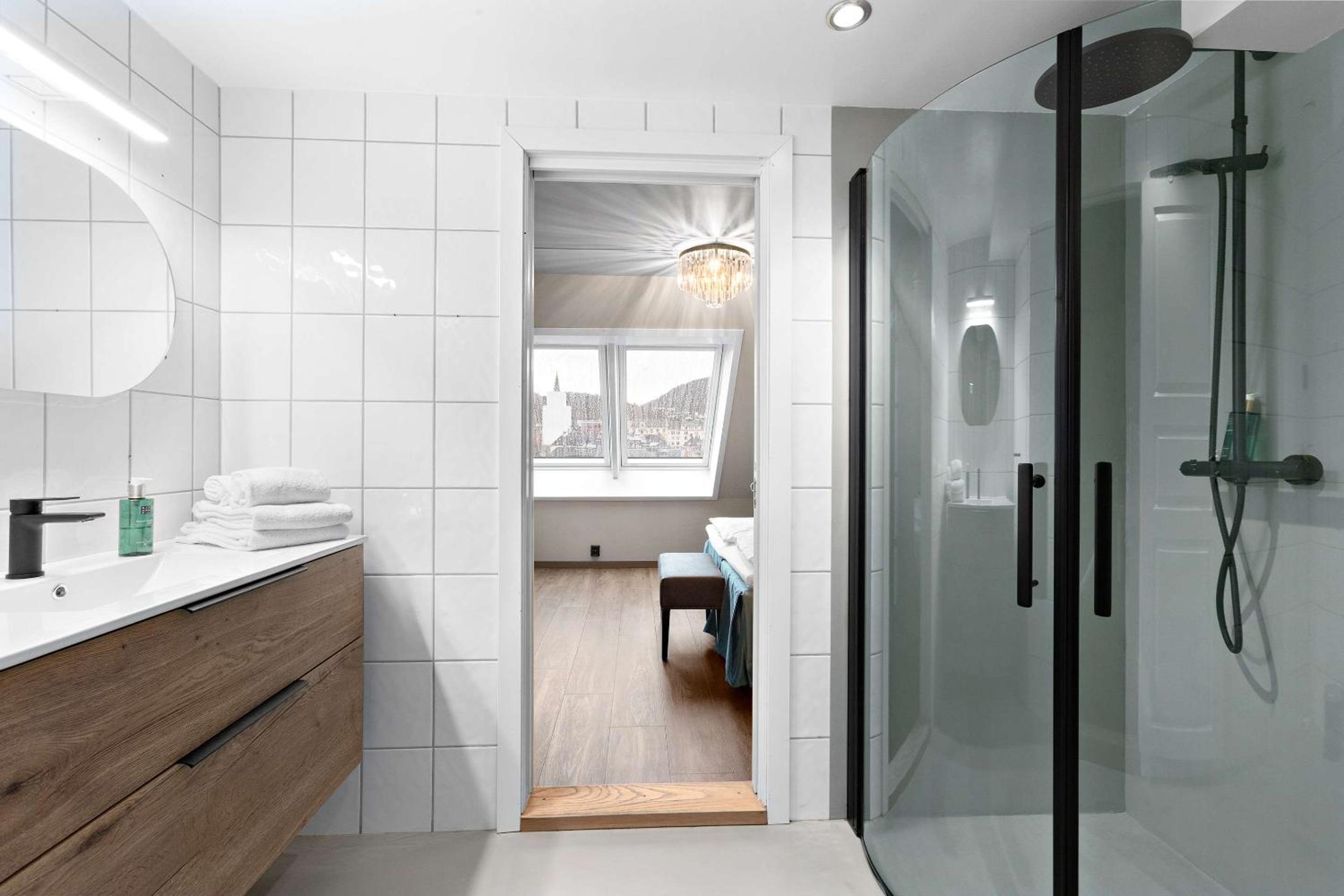 Deluxe Twin Room with City View - Photo 5