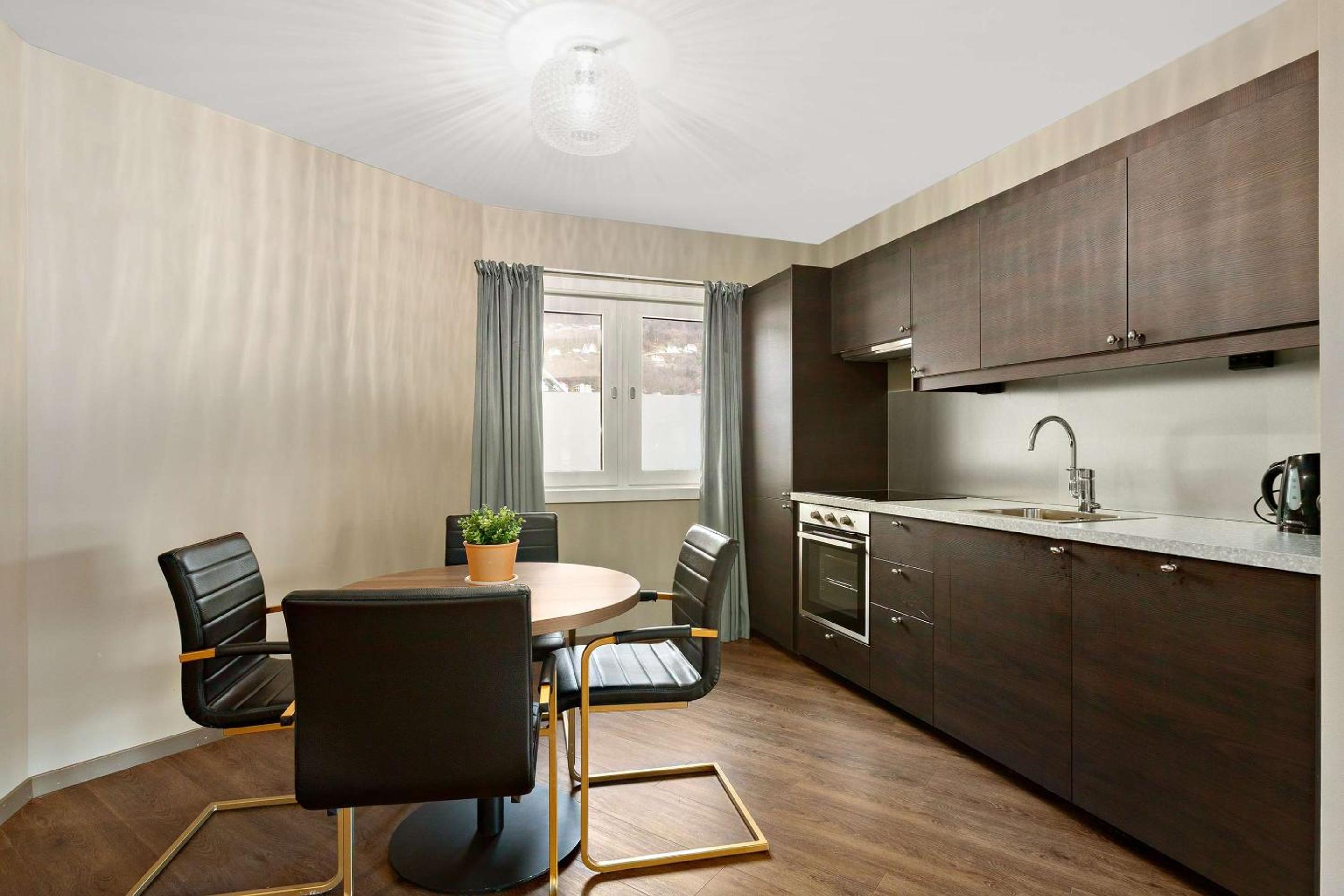 Deluxe Twin Room with City View - Photo 4