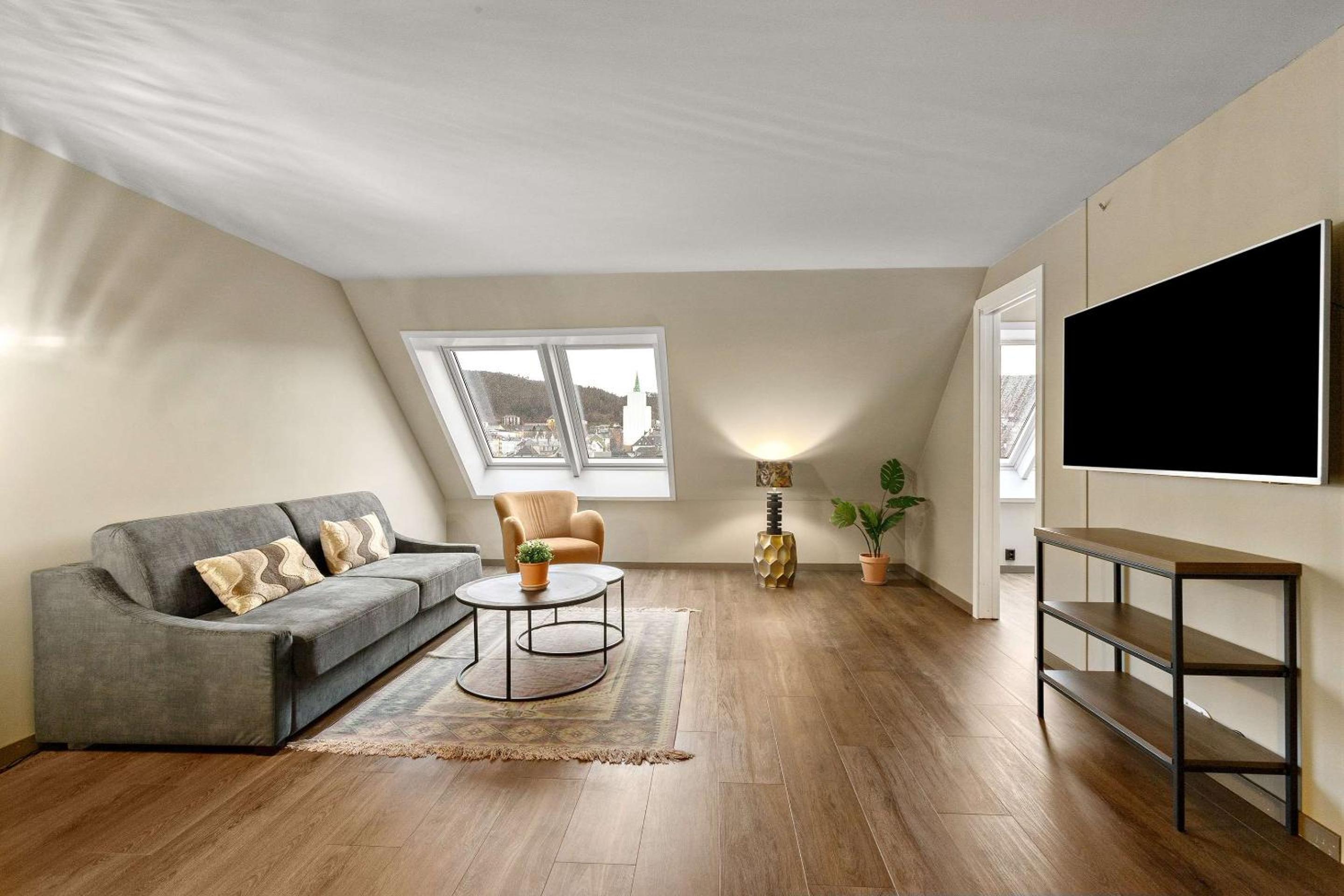 Deluxe Twin Room with City View - Photo 3