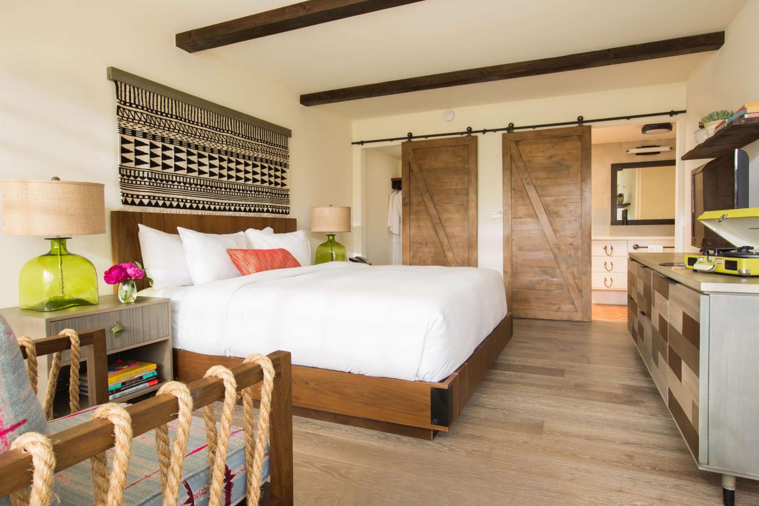 Queen Room with Pool View - Photo 2