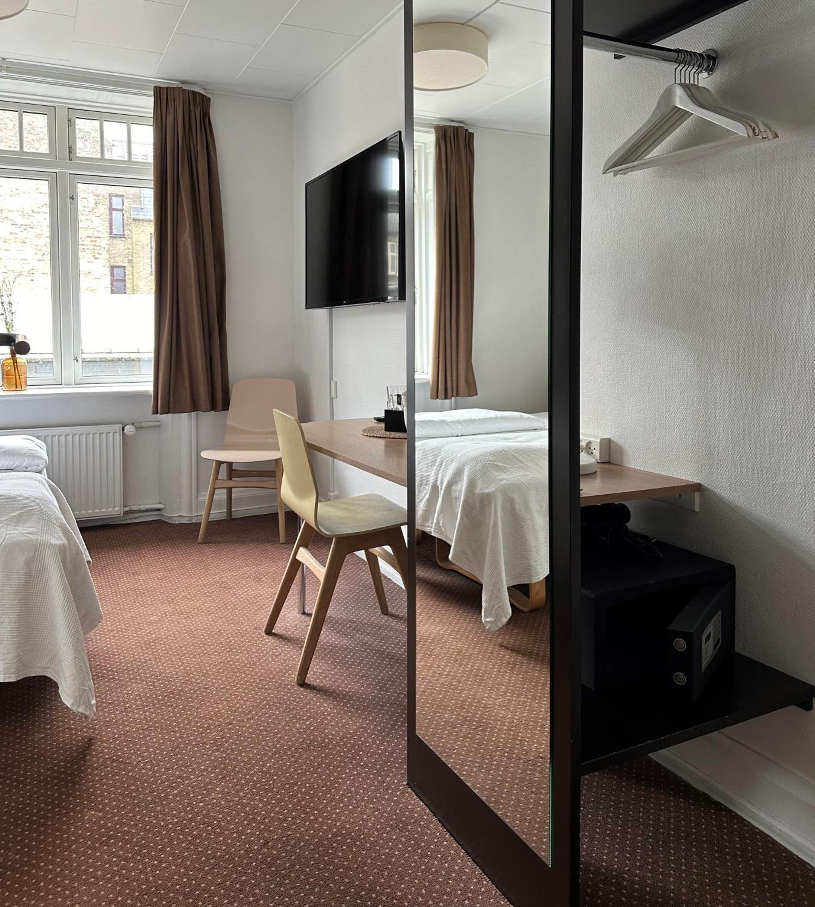 Standard Twin Room - Photo 9