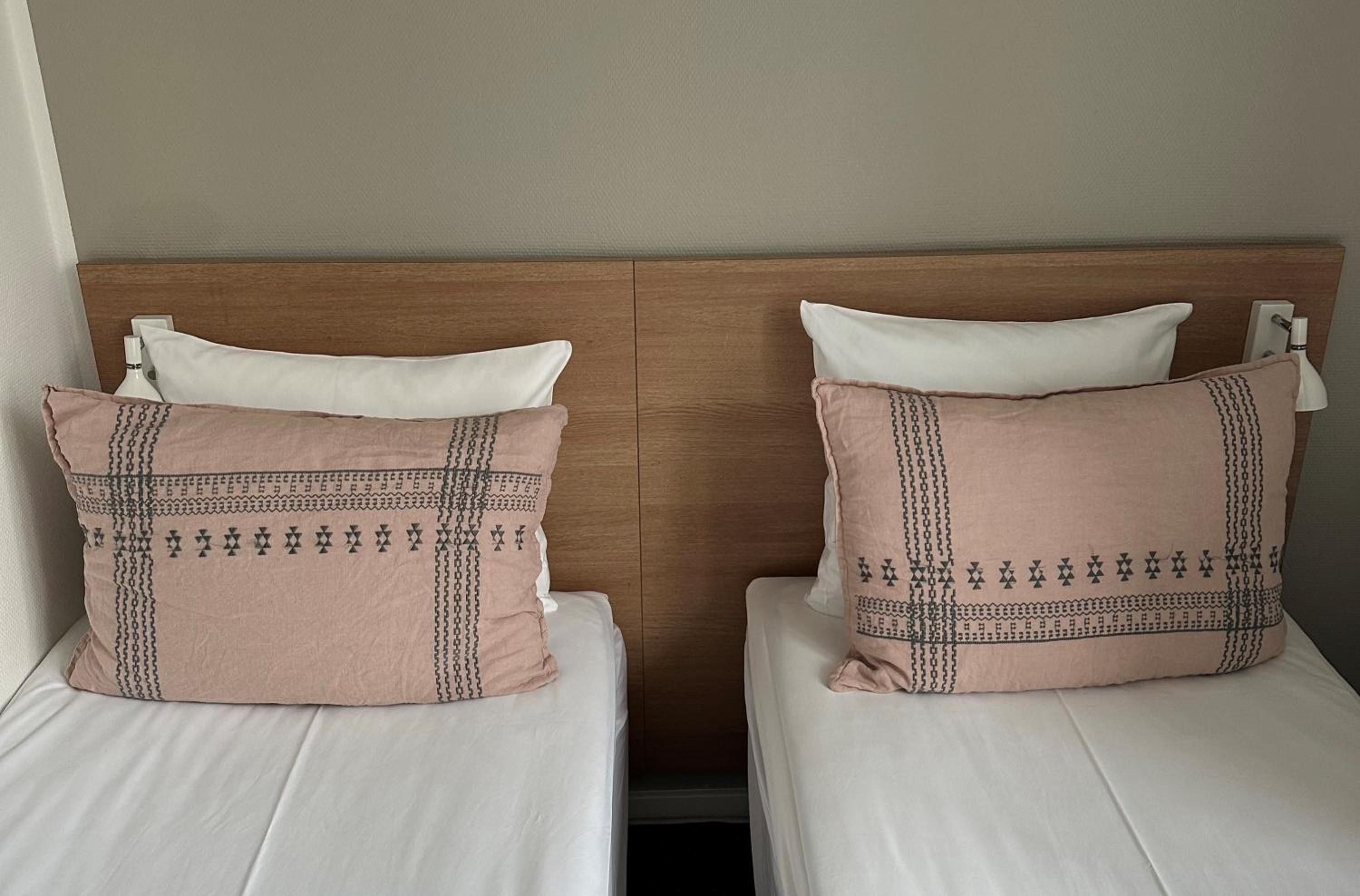 Standard Twin Room - Photo 8