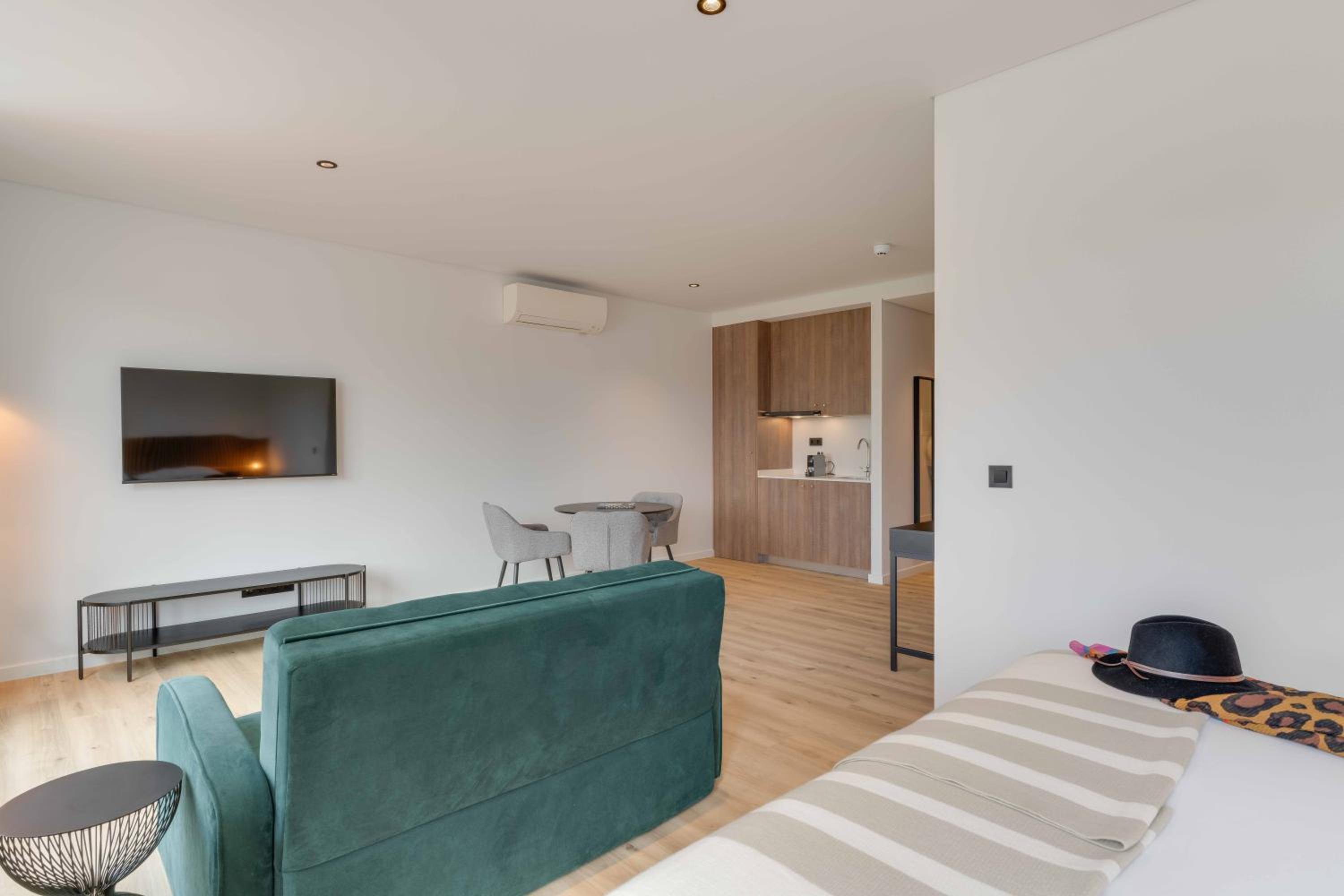 Family Room with Balcony - Club House - Photo 2