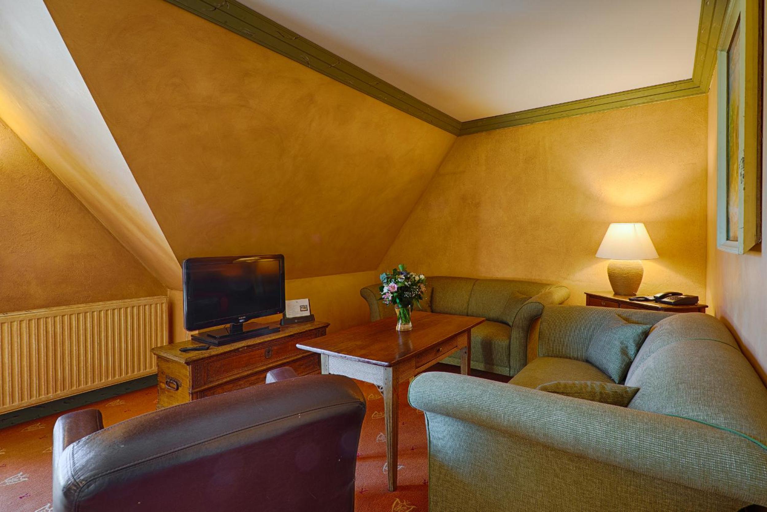 Standard Triple Room thumbnail 5