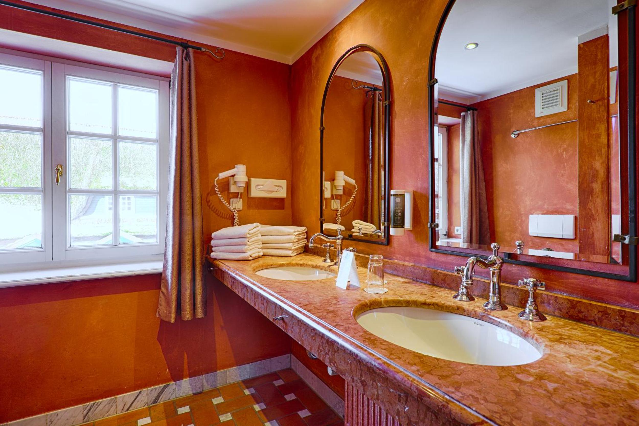 Standard Triple Room thumbnail 6