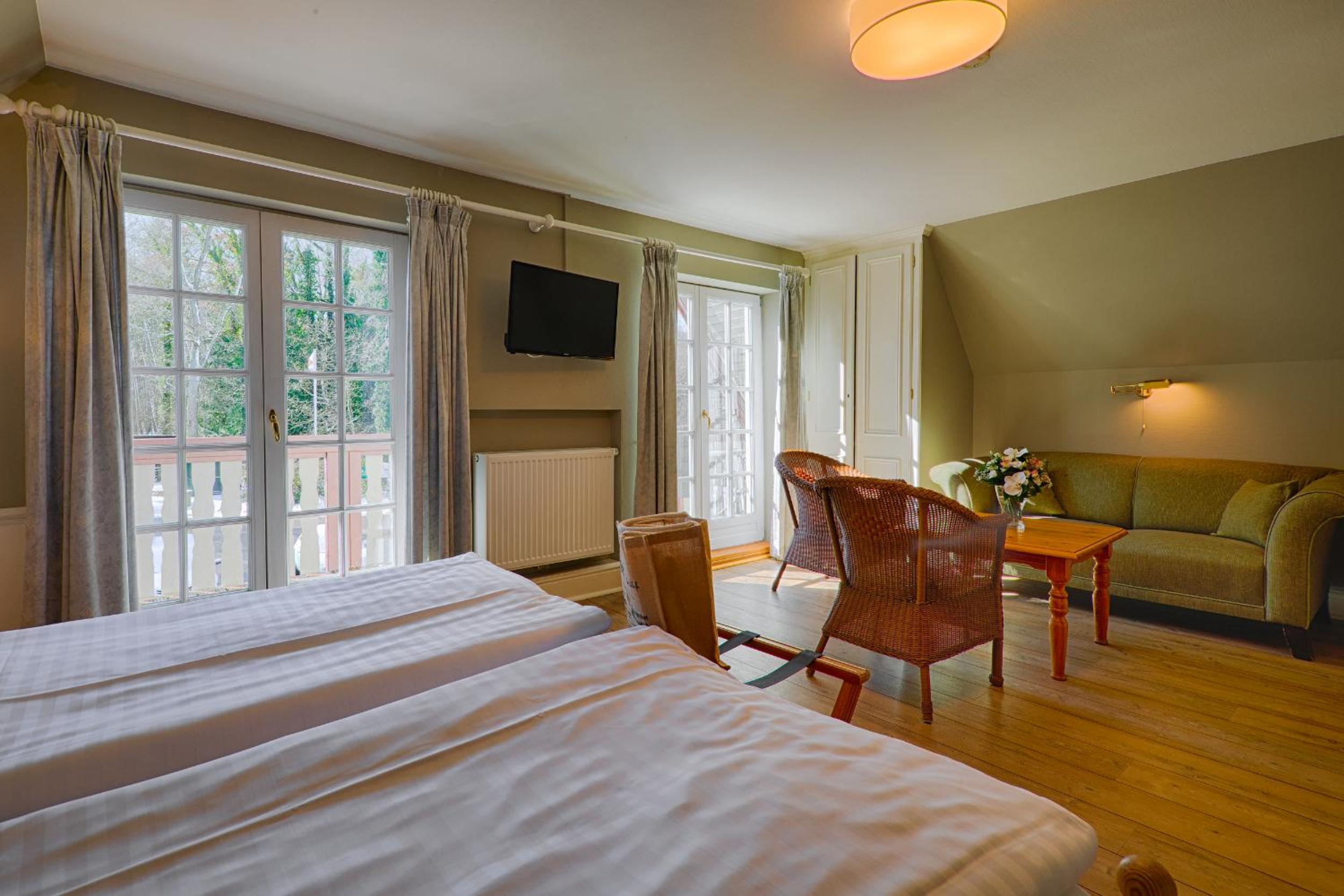 Superior Triple Room thumbnail 5