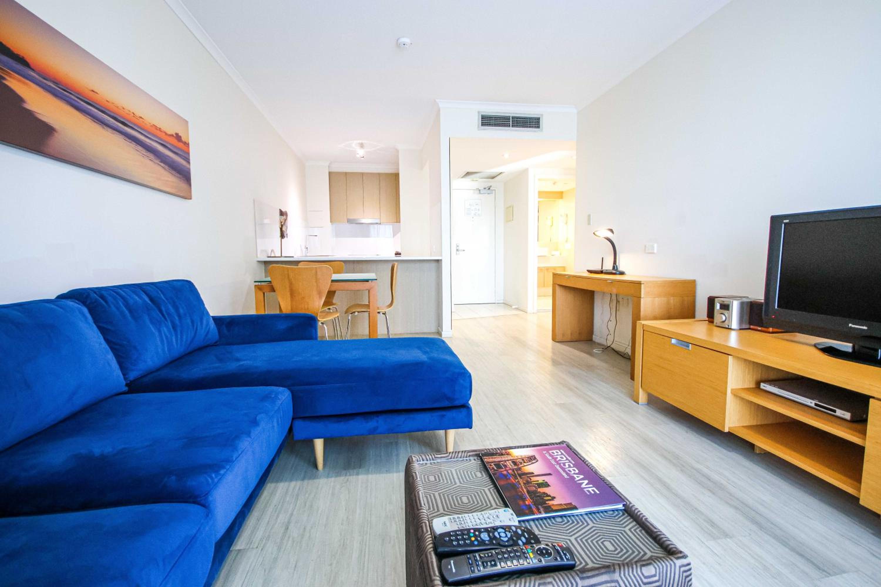 Deluxe One-Bedroom Apartment thumbnail 5
