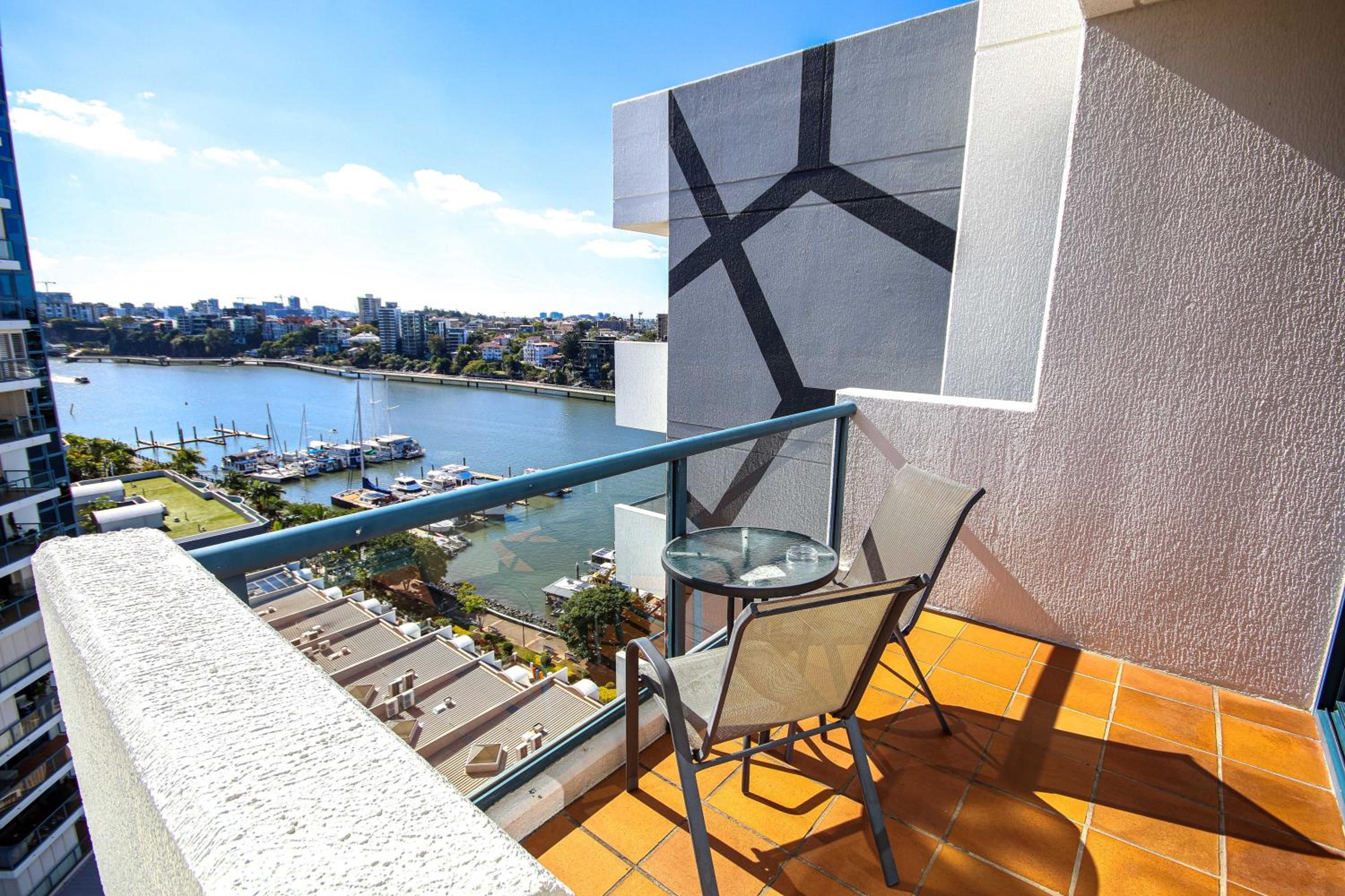 Deluxe One-Bedroom Apartment thumbnail 6