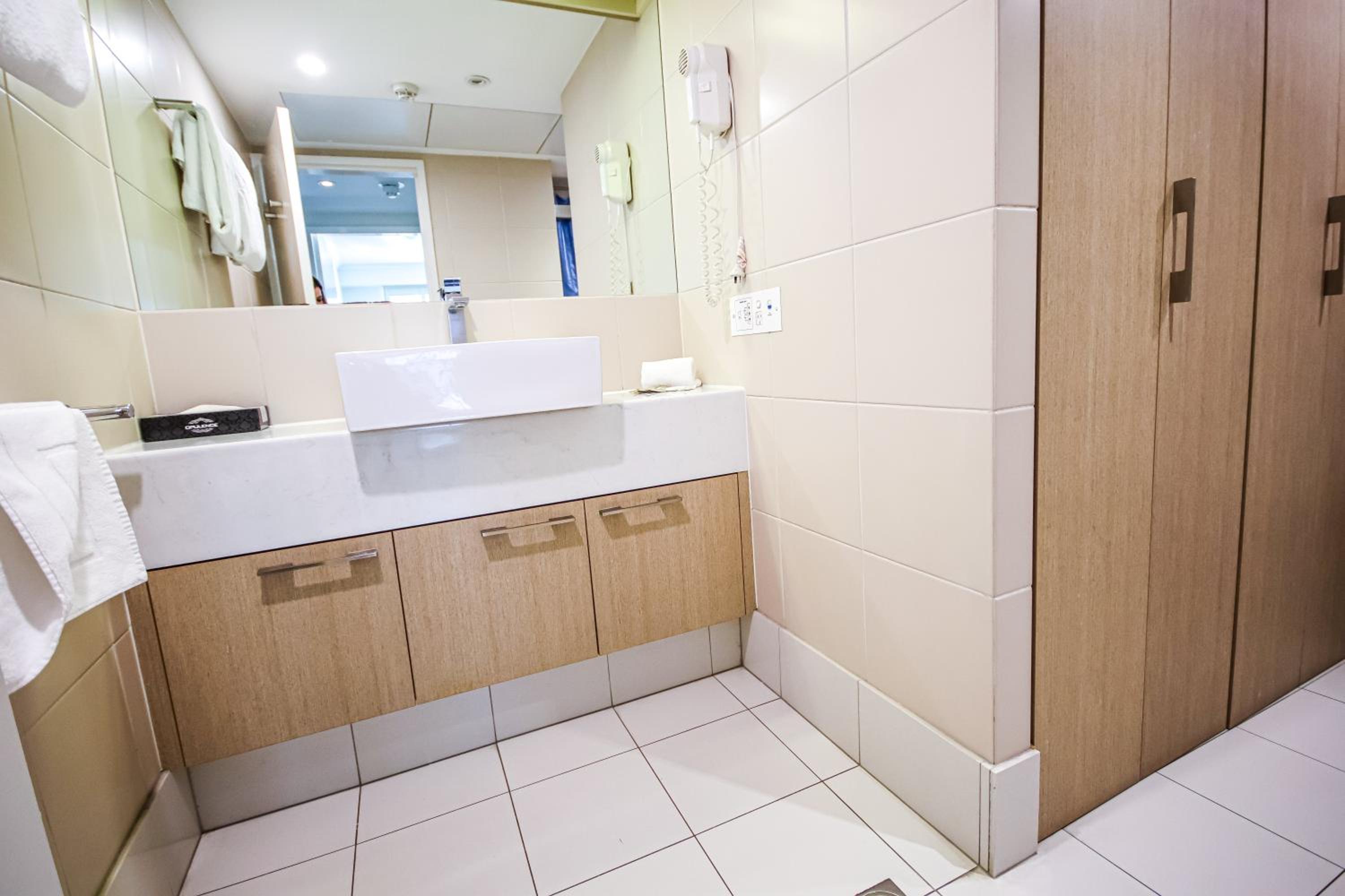 Deluxe One-Bedroom Apartment thumbnail 6