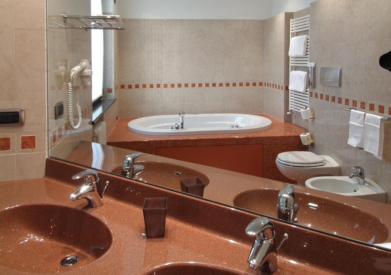 Junior Suite with Spa Bath - Photo 6