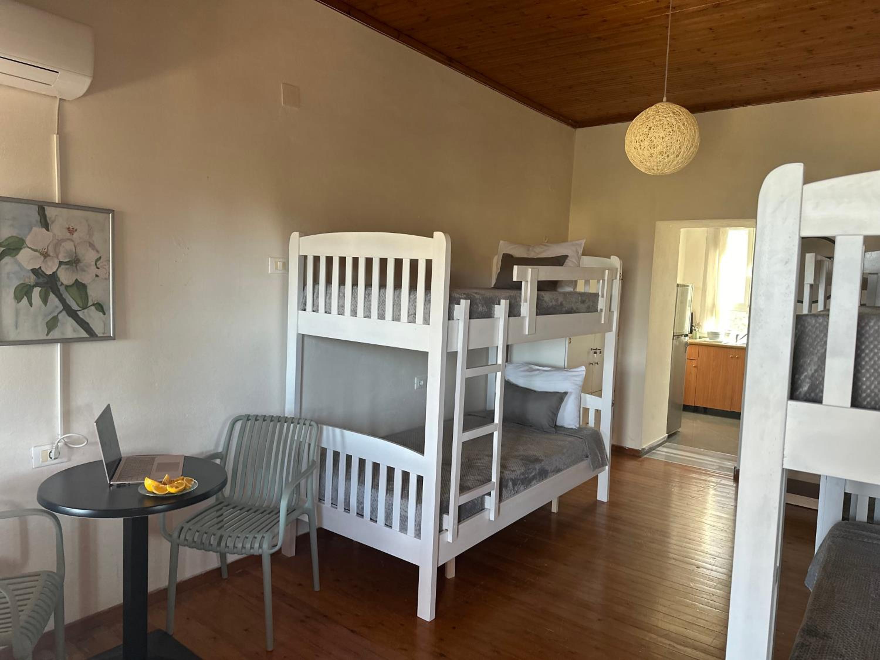 6-Bed Mixed Dormitory Room photo 2