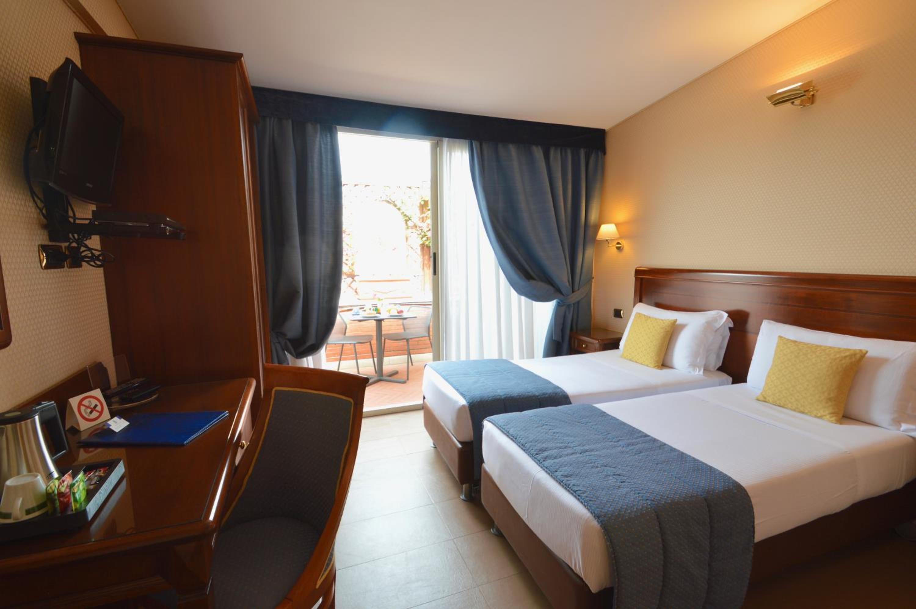 Double Room with Terrace thumbnail 6