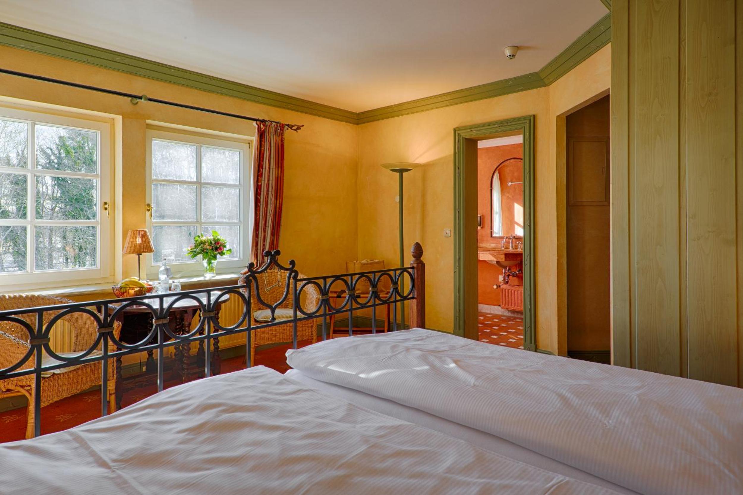 Classic Double Room thumbnail 6