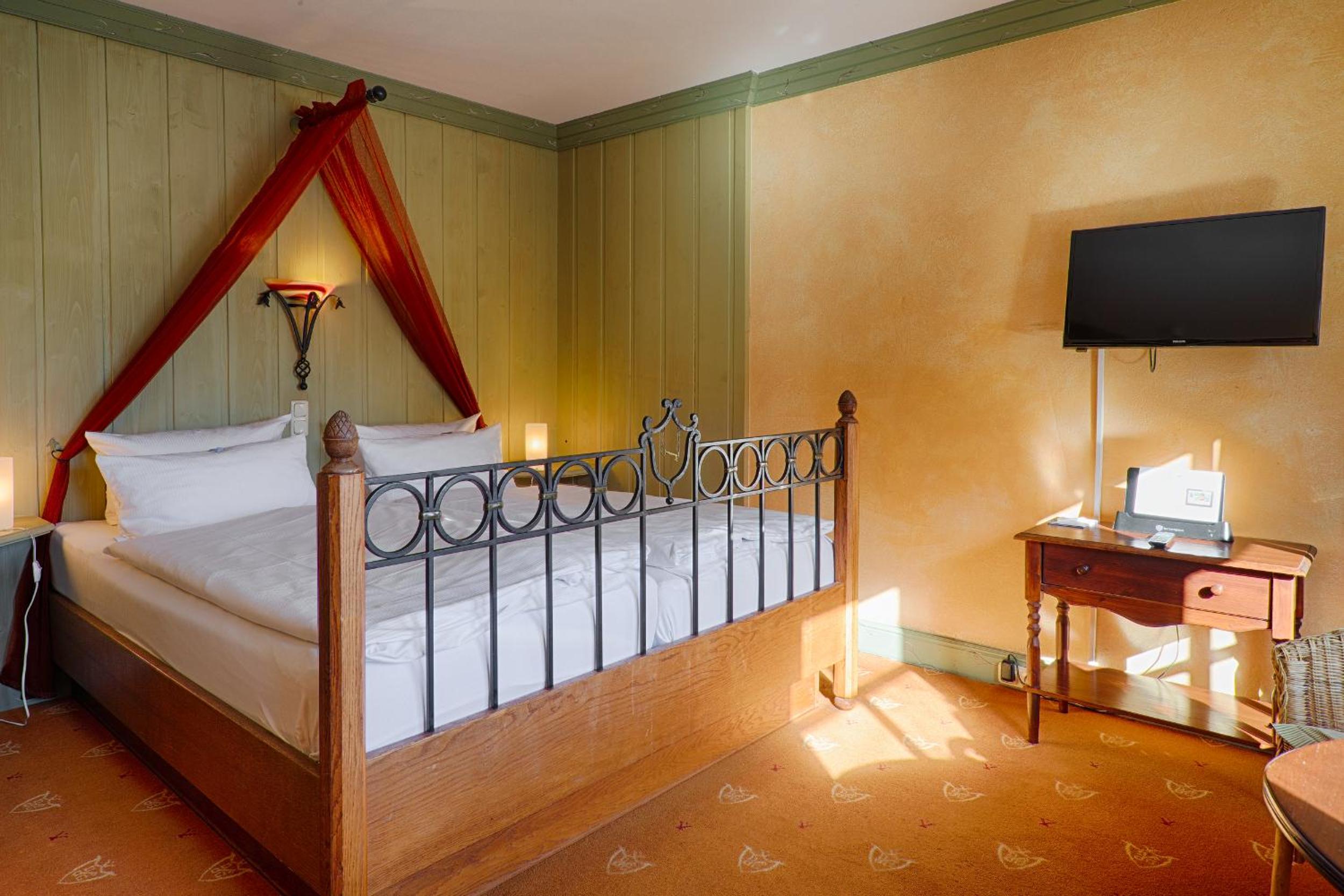 Classic Double Room thumbnail 5