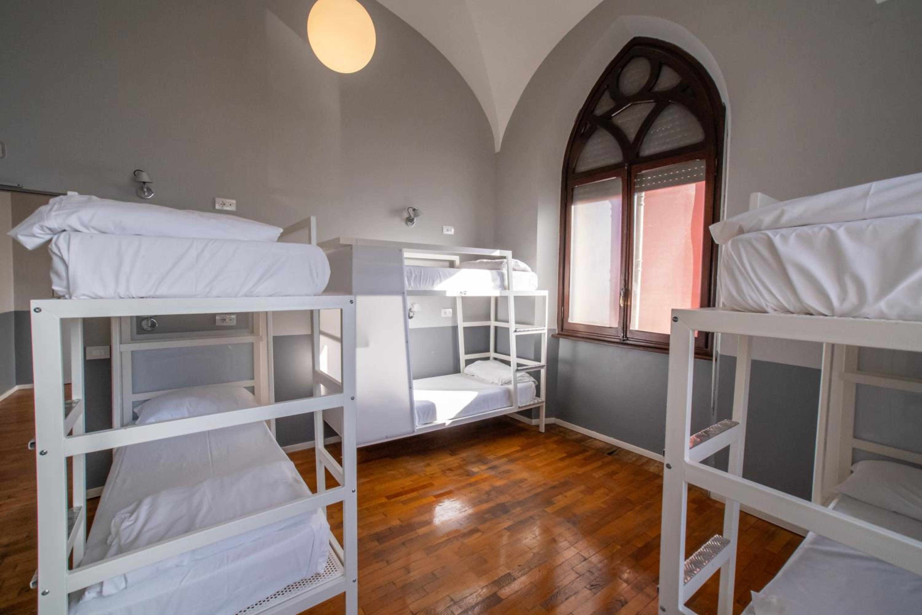 Bed in 8-Bed Mixed Dormitory Room photo 2