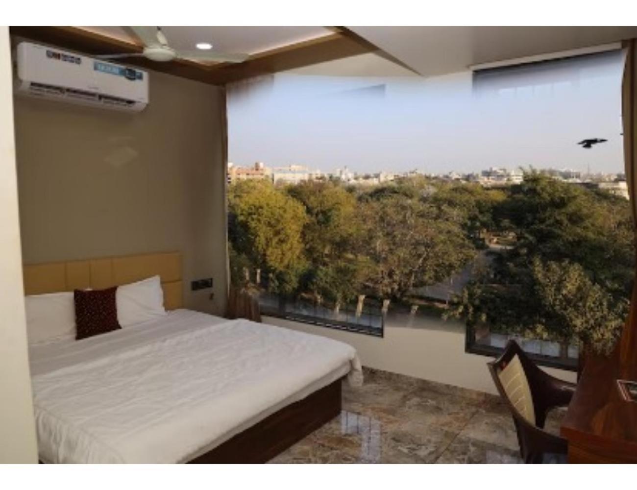Deluxe King Suite photo 2