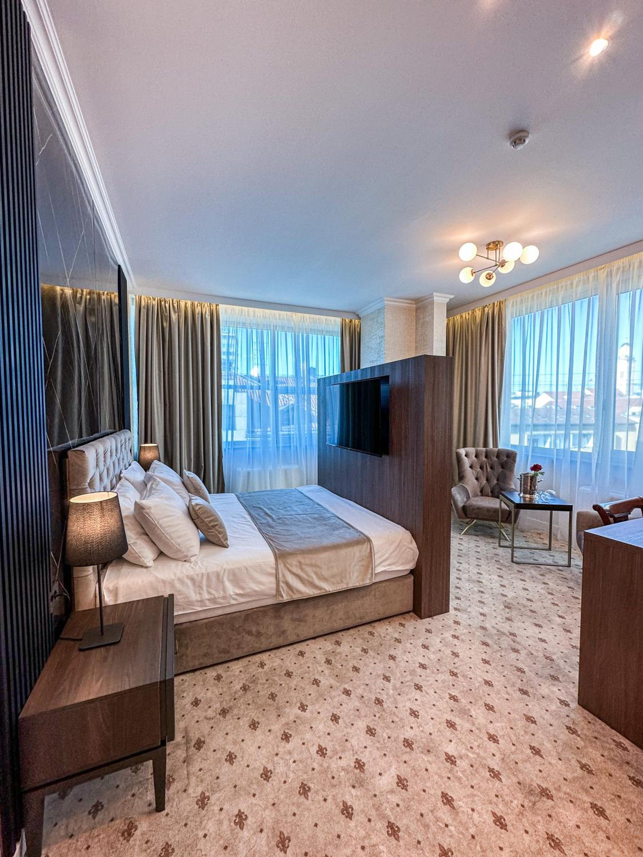 Deluxe King Room photo 1