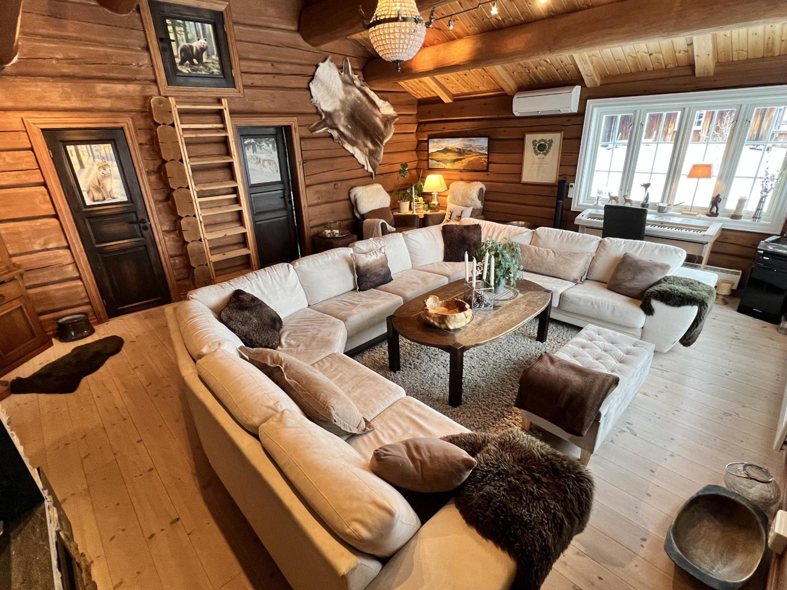 Five-Bedroom House photo 2