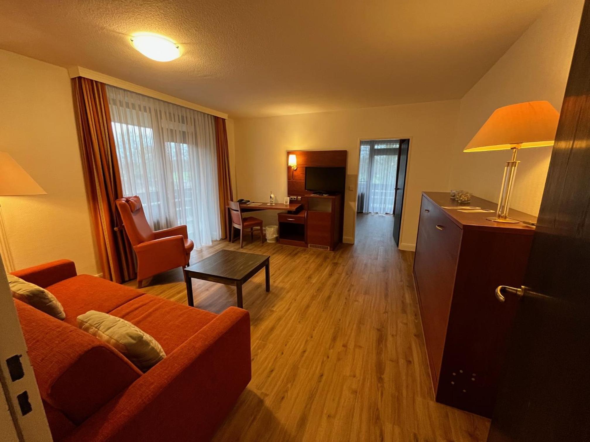 Junior Suite with Balcony - Photo 7