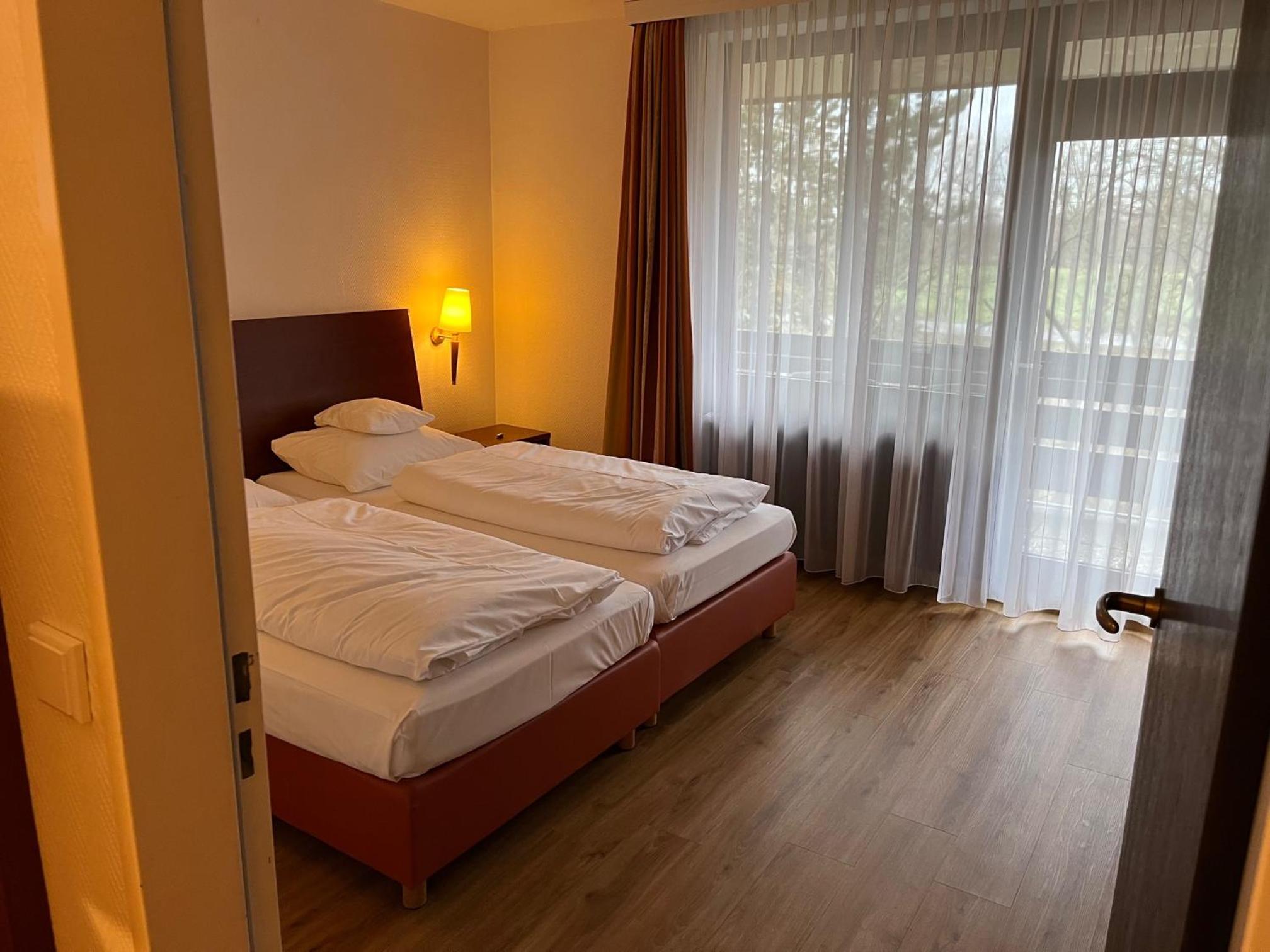 Junior Suite with Balcony - Photo 3