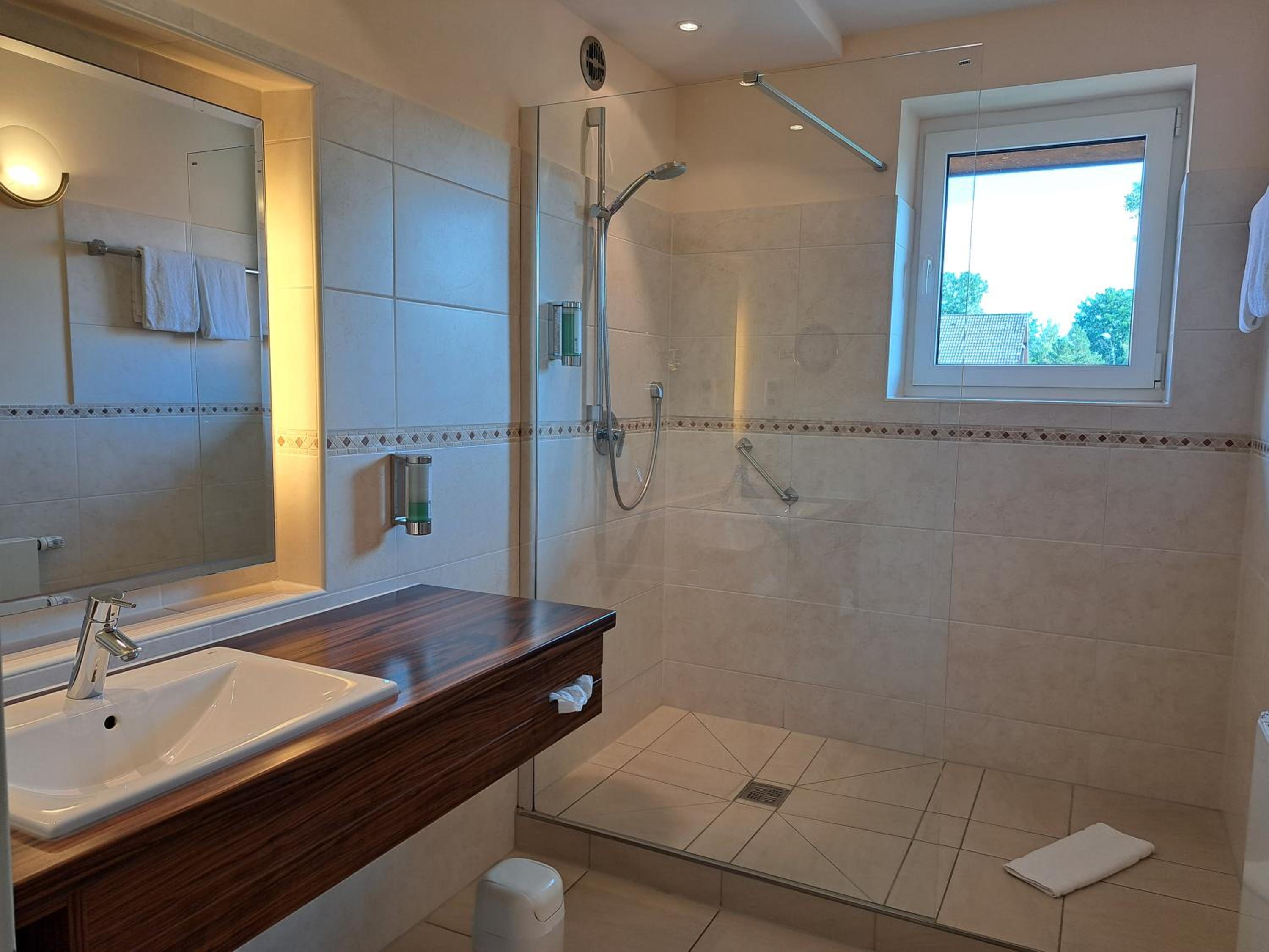 Junior Suite with Balcony - Photo 6
