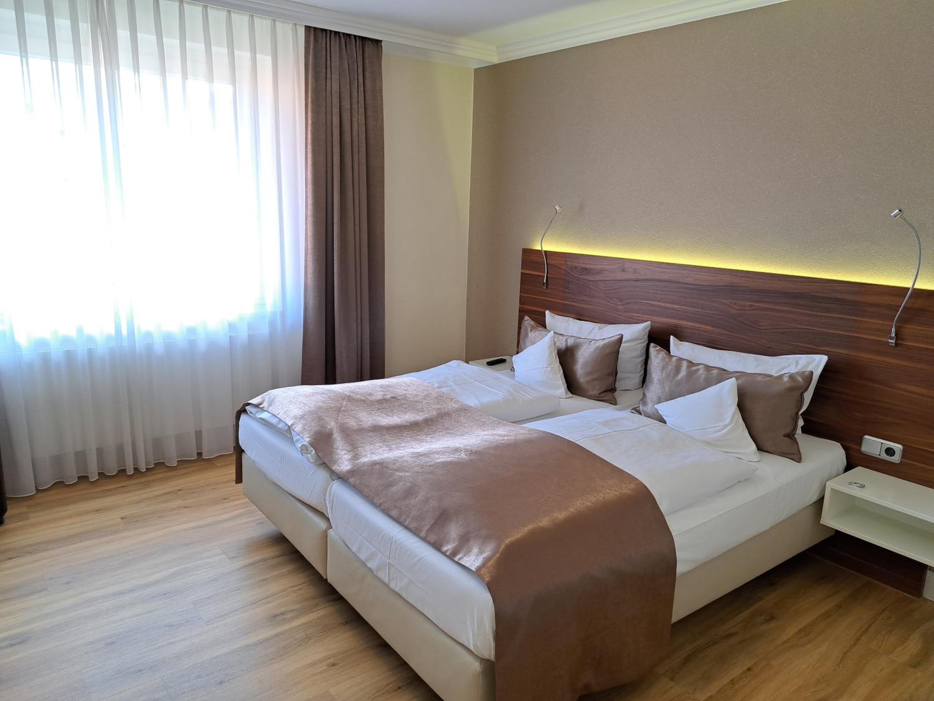 Junior Suite with Balcony - Photo 5