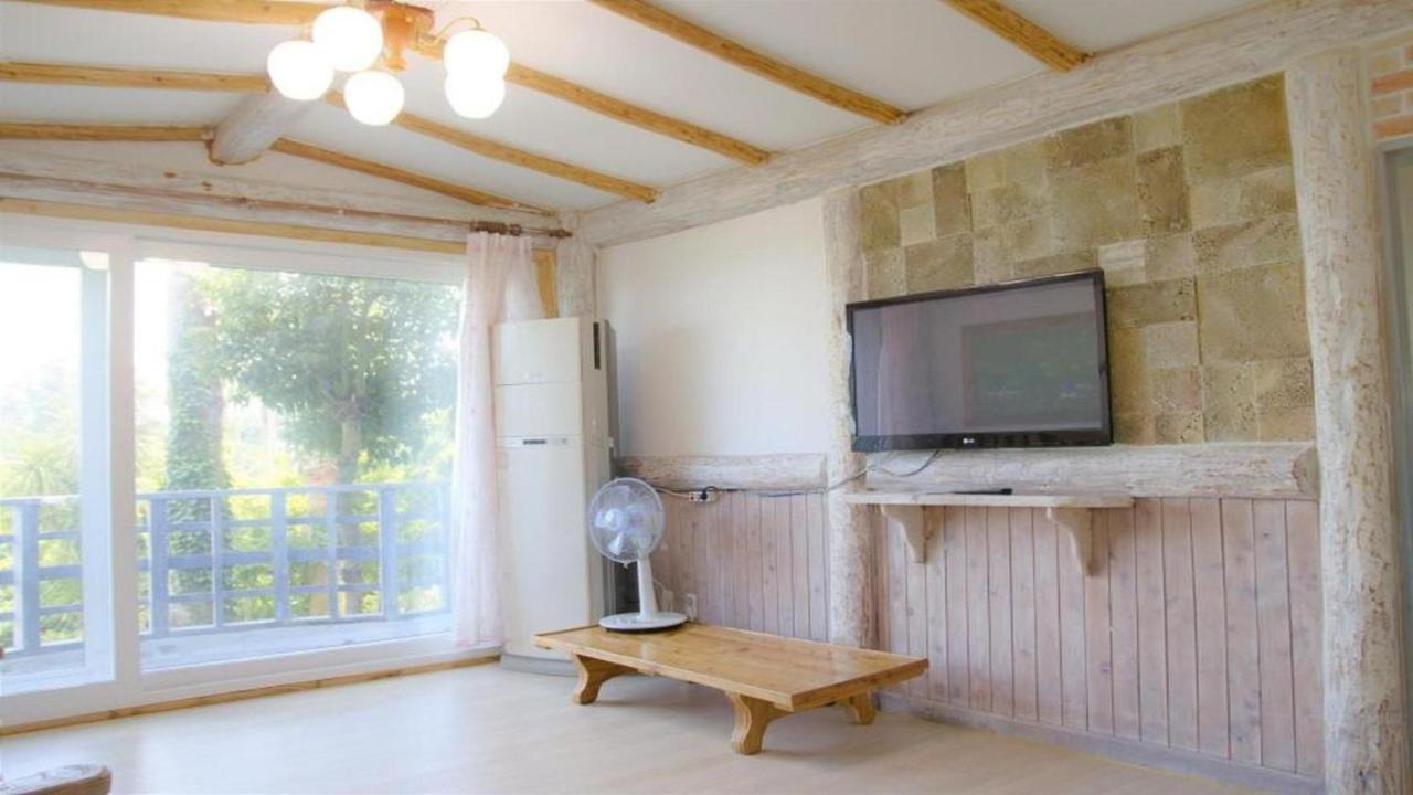 One-Bedroom House - Photo 5