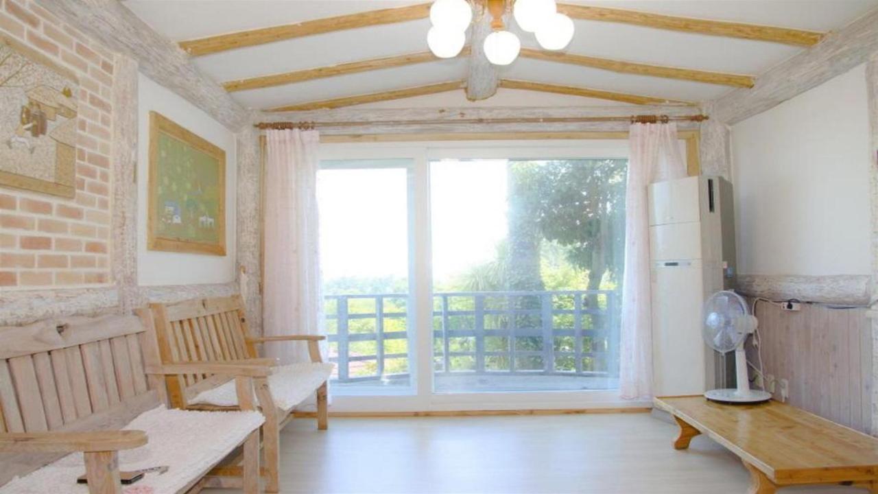 One-Bedroom House - Photo 8