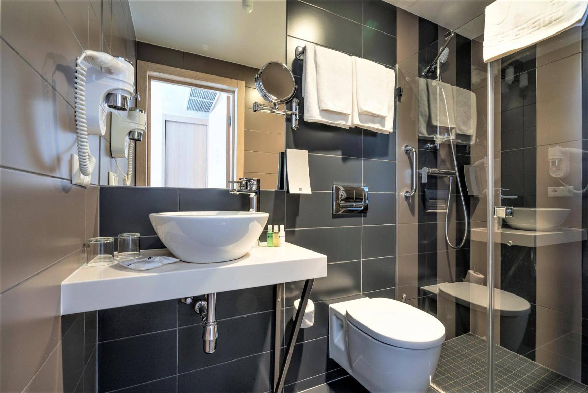 Small Double or Twin Room photo 2