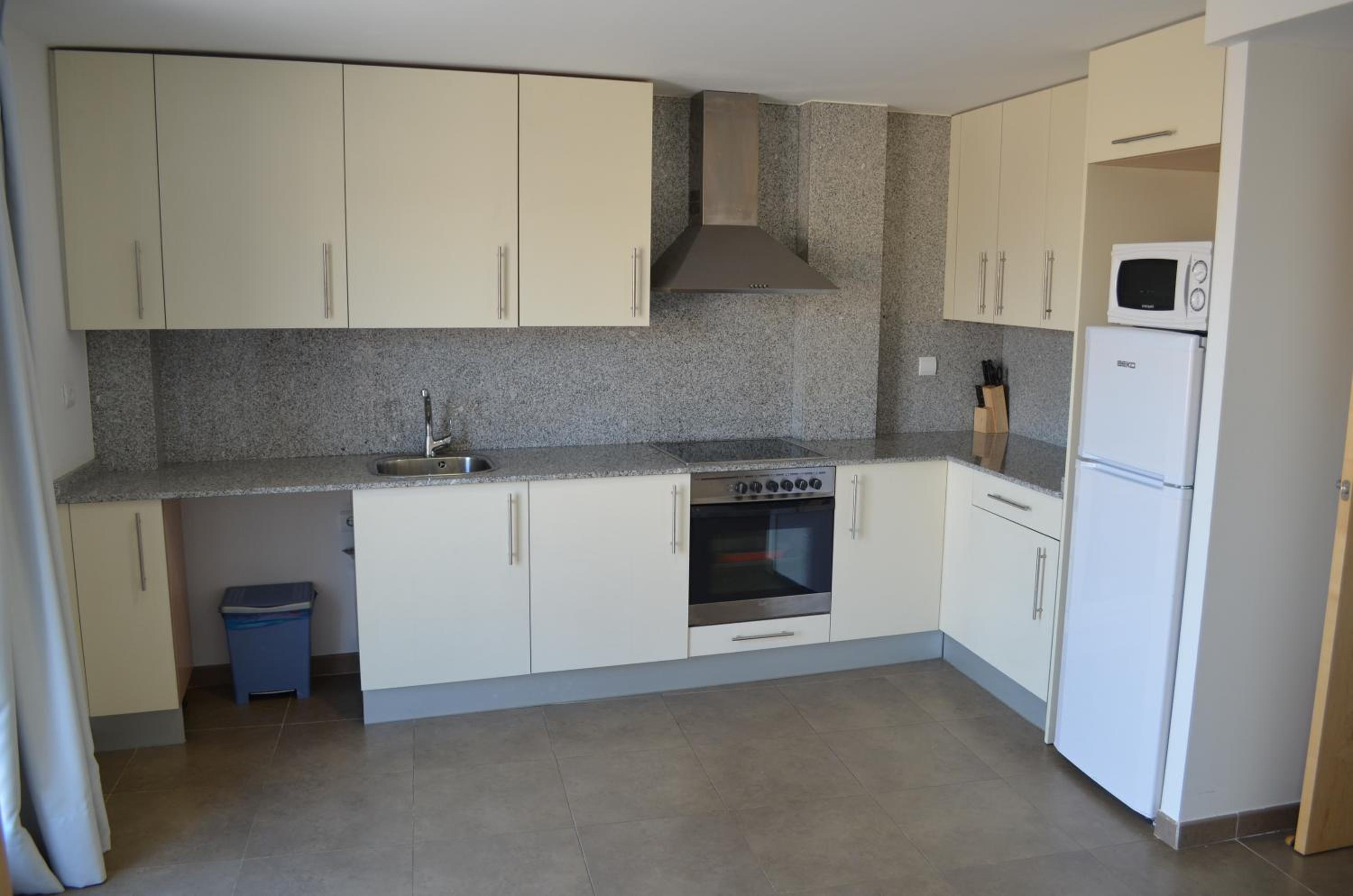 Four-Bedroom Apartment with Terrace - Photo 7