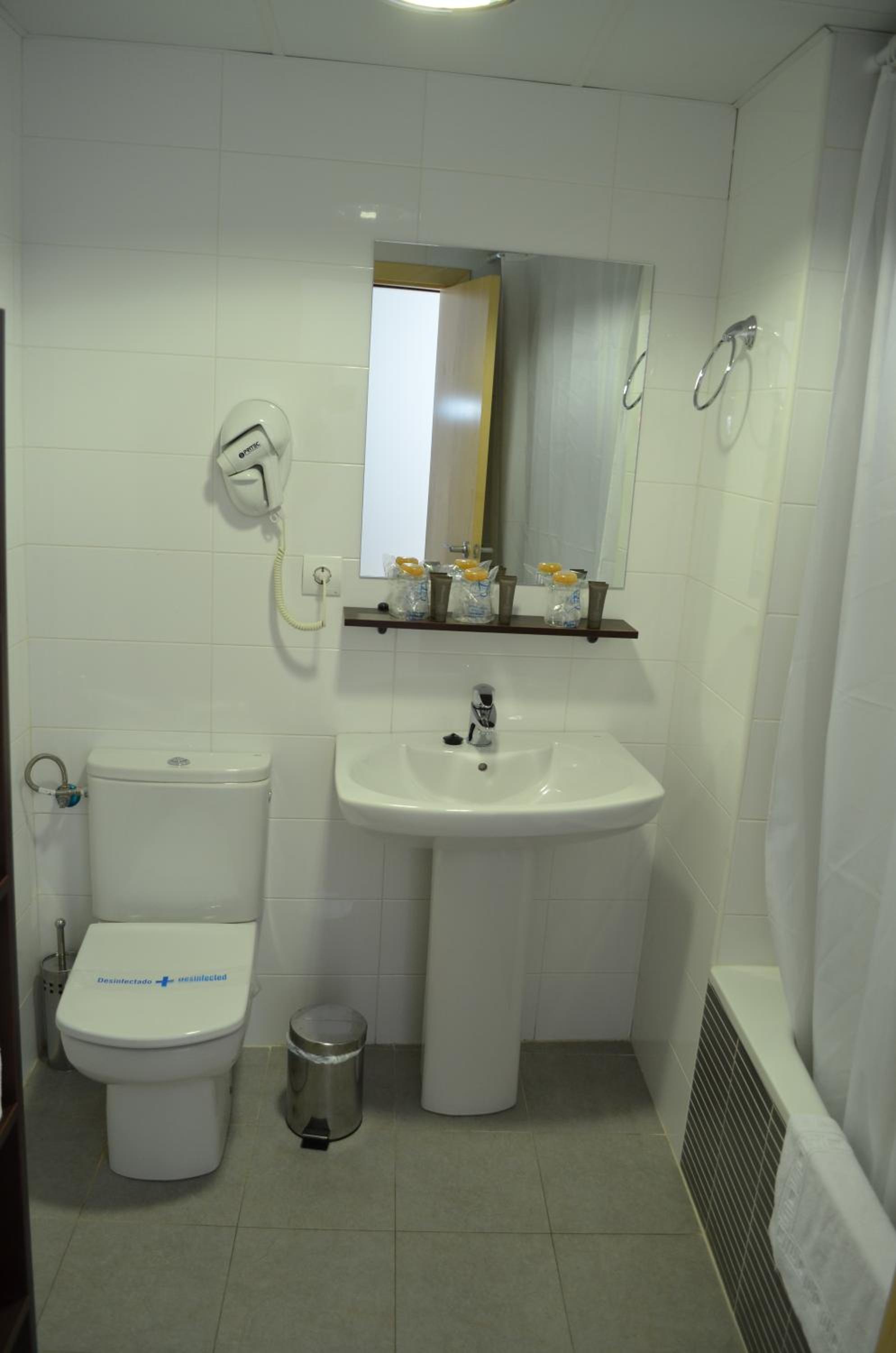 Four-Bedroom Apartment with Terrace - Photo 8