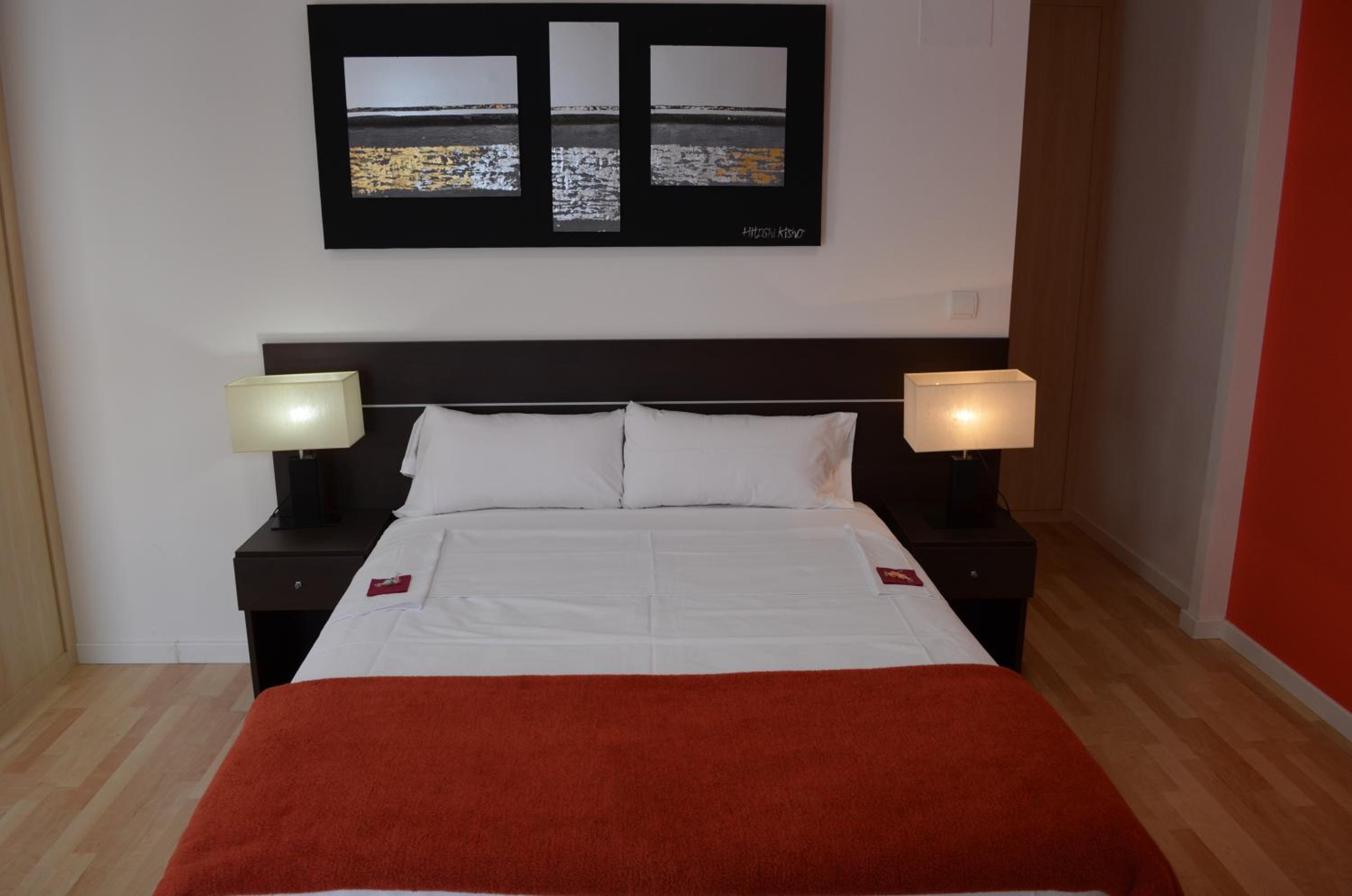 Four-Bedroom Apartment with Terrace - Photo 9