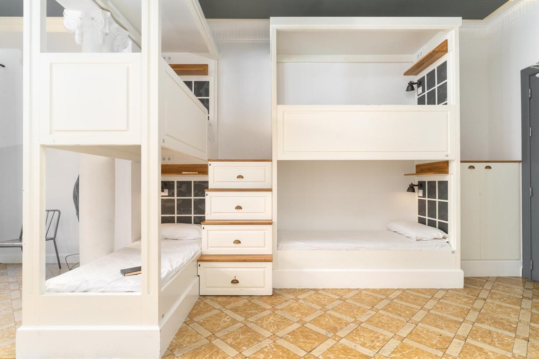 Cama en dormitorio compartido mixto de 6 camas con vista