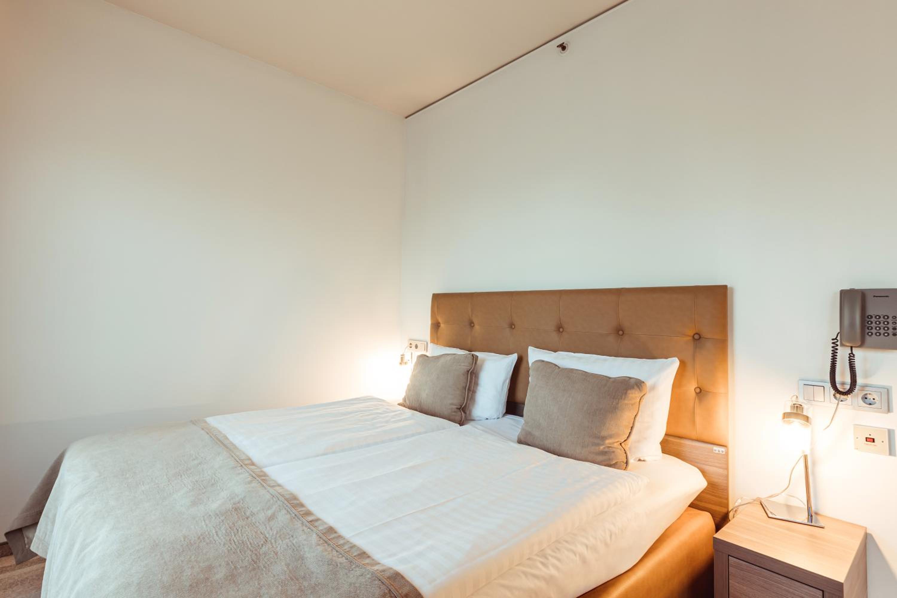 Standard Twin Room - Disability Access with Spa Access - Photo 3