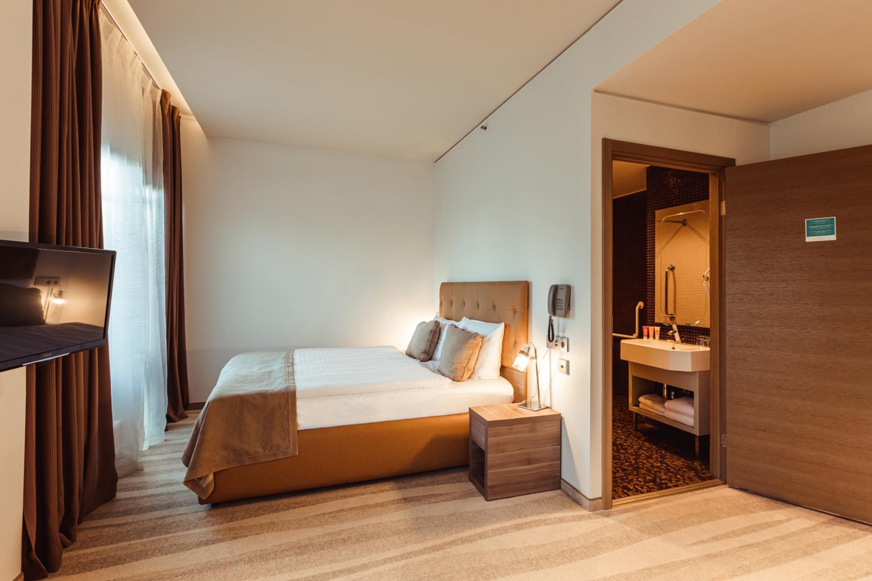 Standard Twin Room - Disability Access with Spa Access - Photo 1