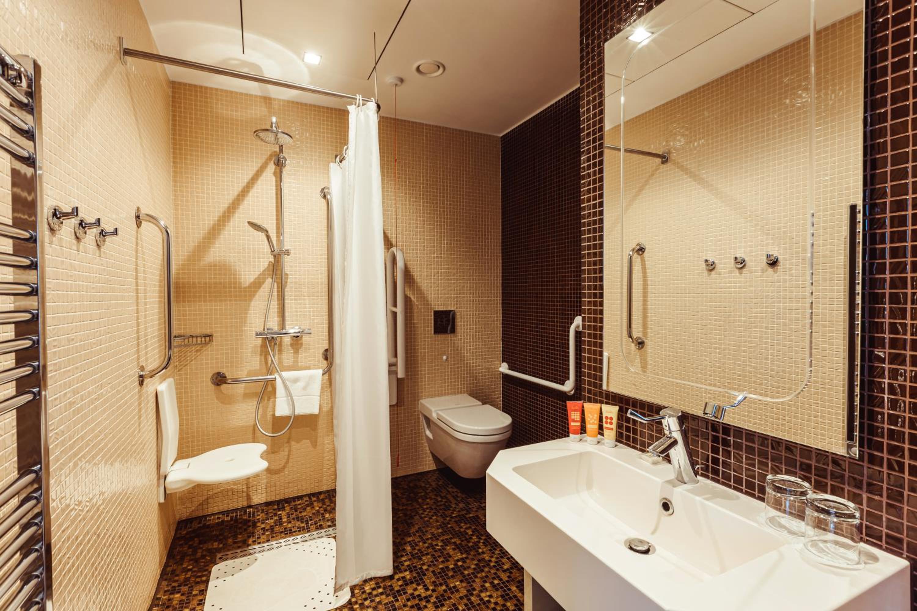 Standard Twin Room - Disability Access with Spa Access - Photo 2