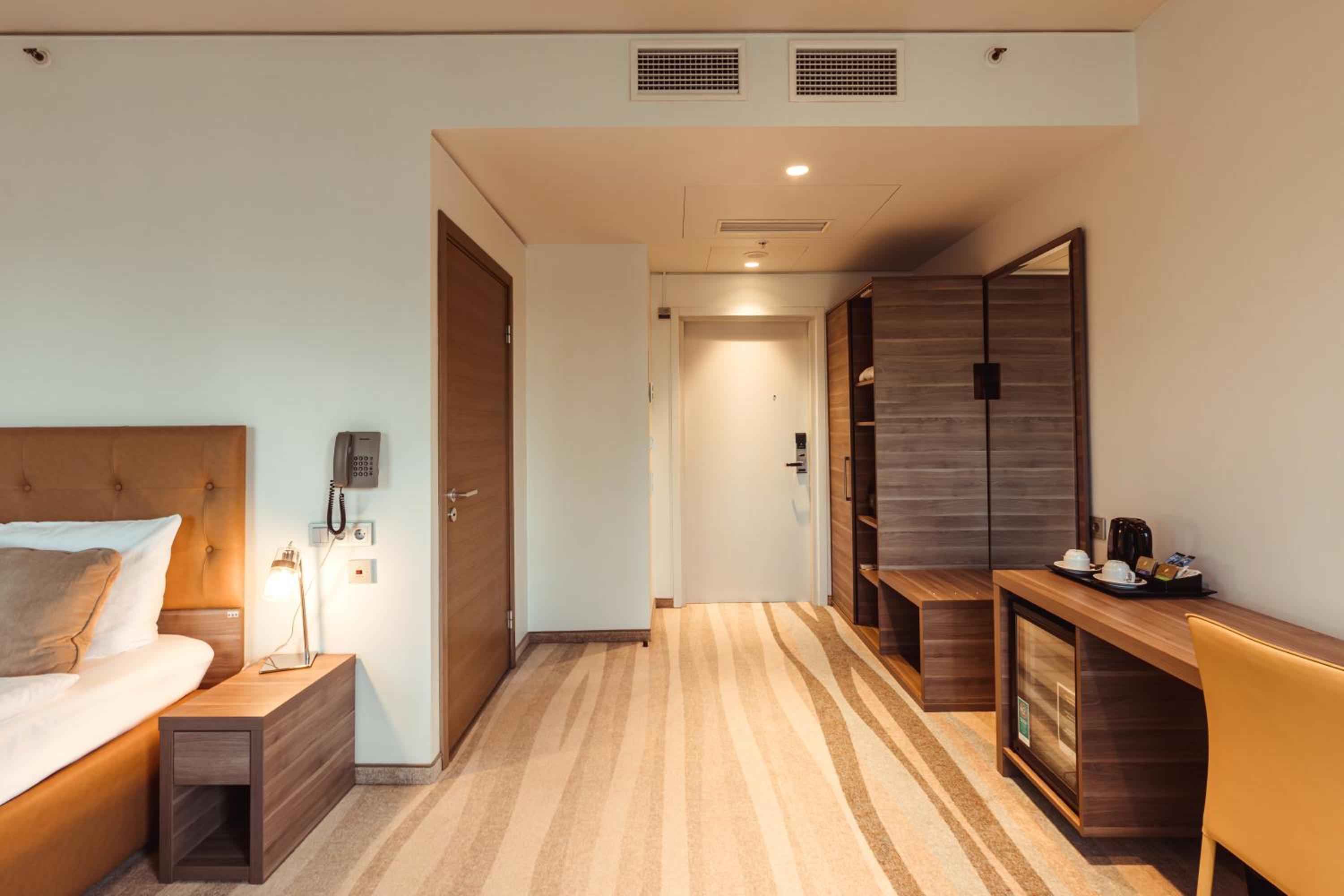 Standard Twin Room - Disability Access with Spa Access - Photo 4