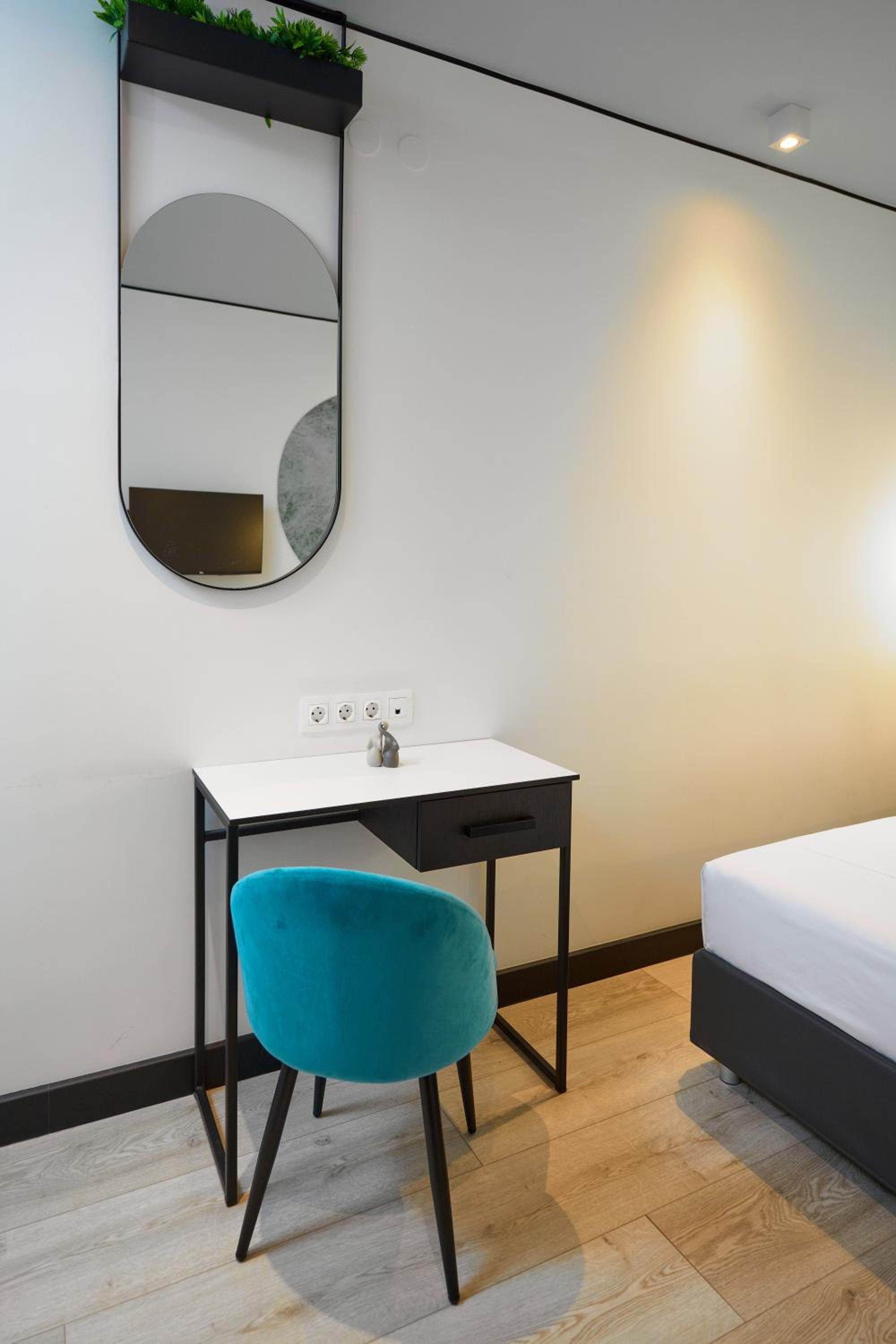 Budget Double Room - Photo 2