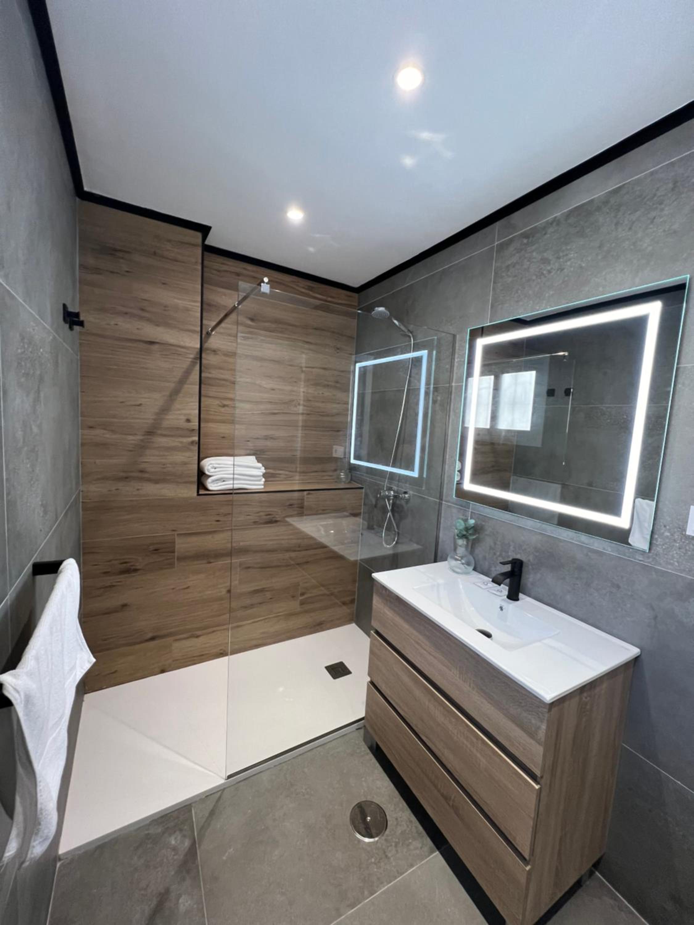 One-Bedroom Apartment with Sea View and Terrace photo 2