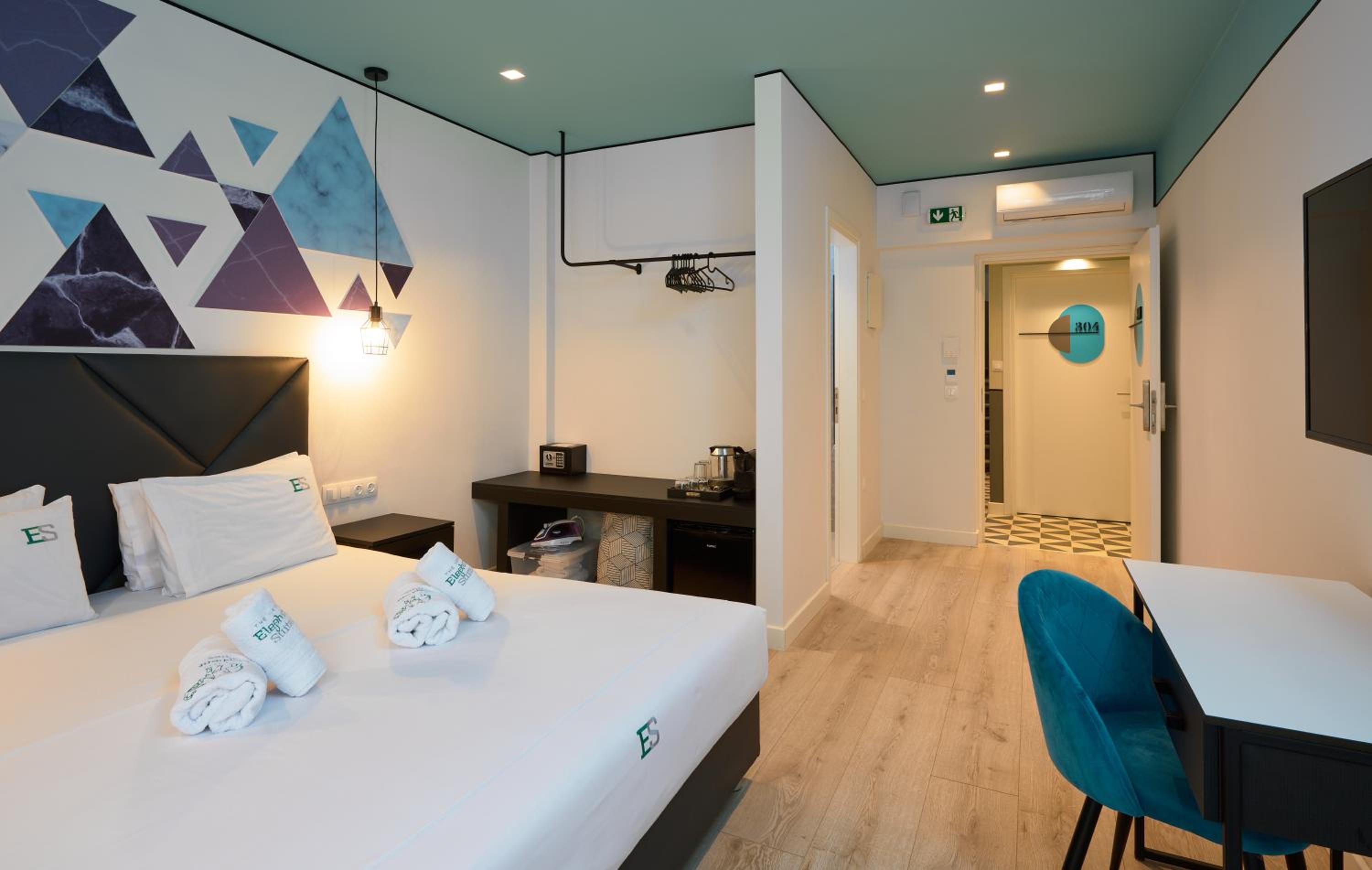 Double Room with Balcony - Photo 9