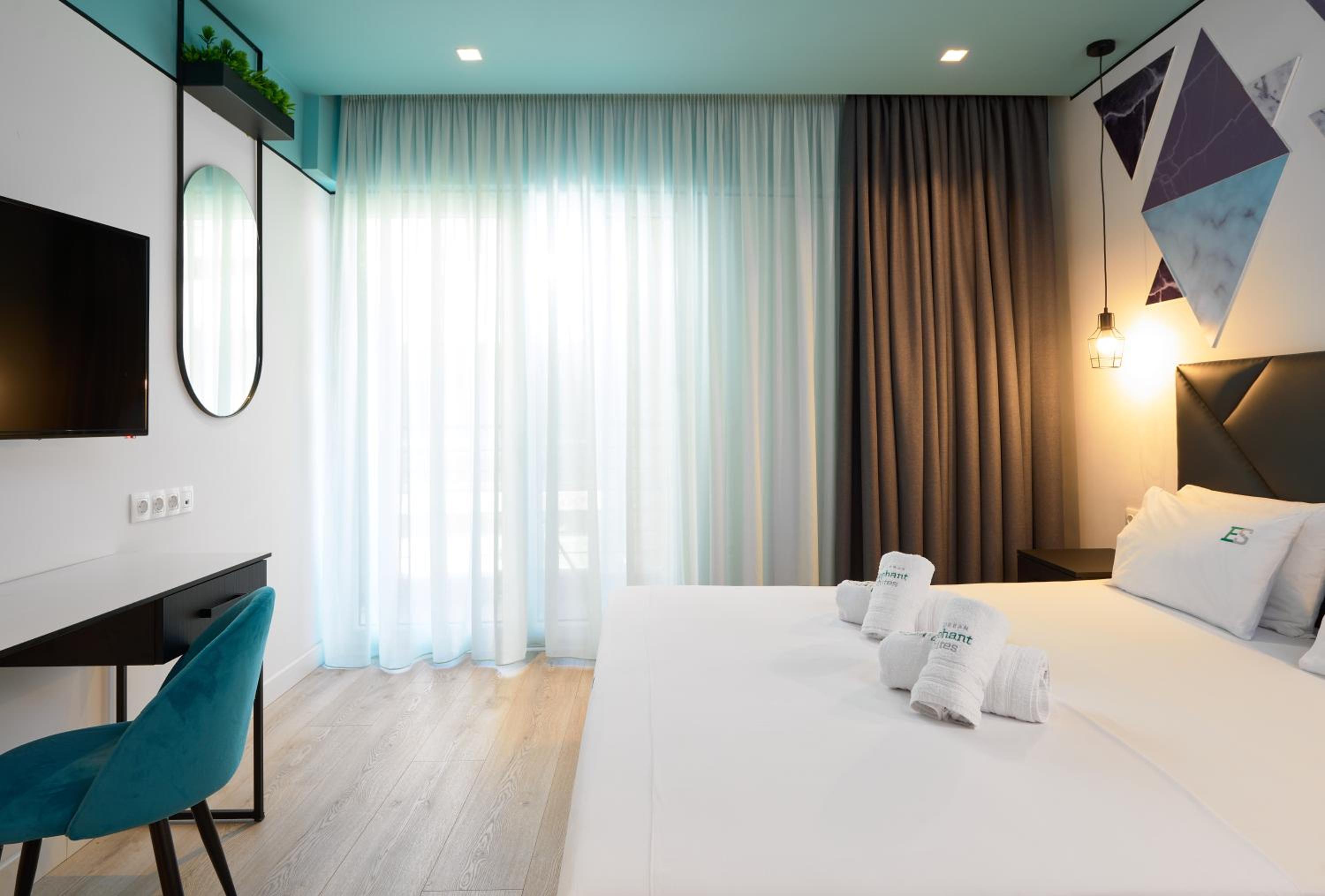 Double Room with Balcony - Photo 3