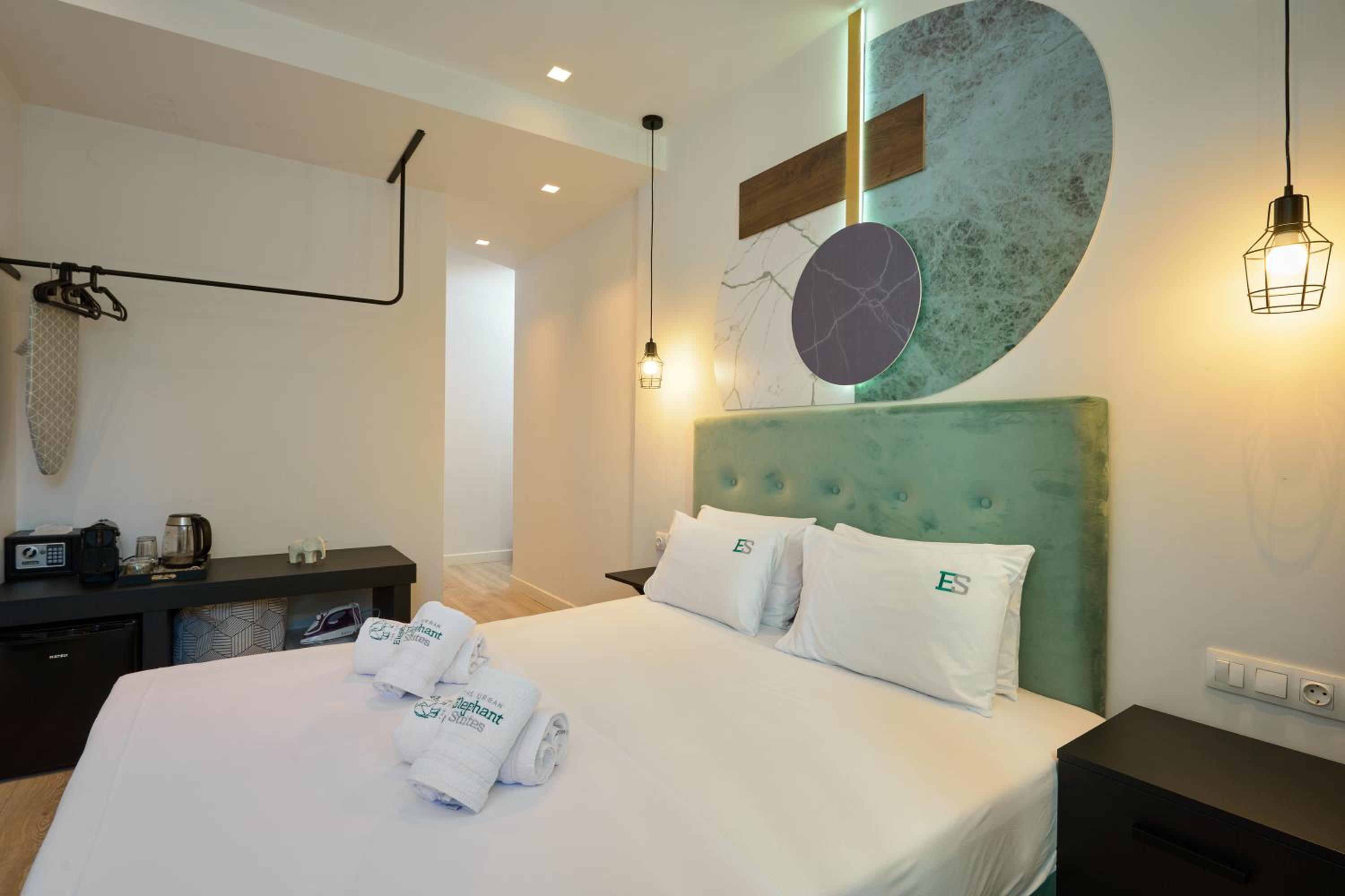 Double Room with Balcony - Photo 8