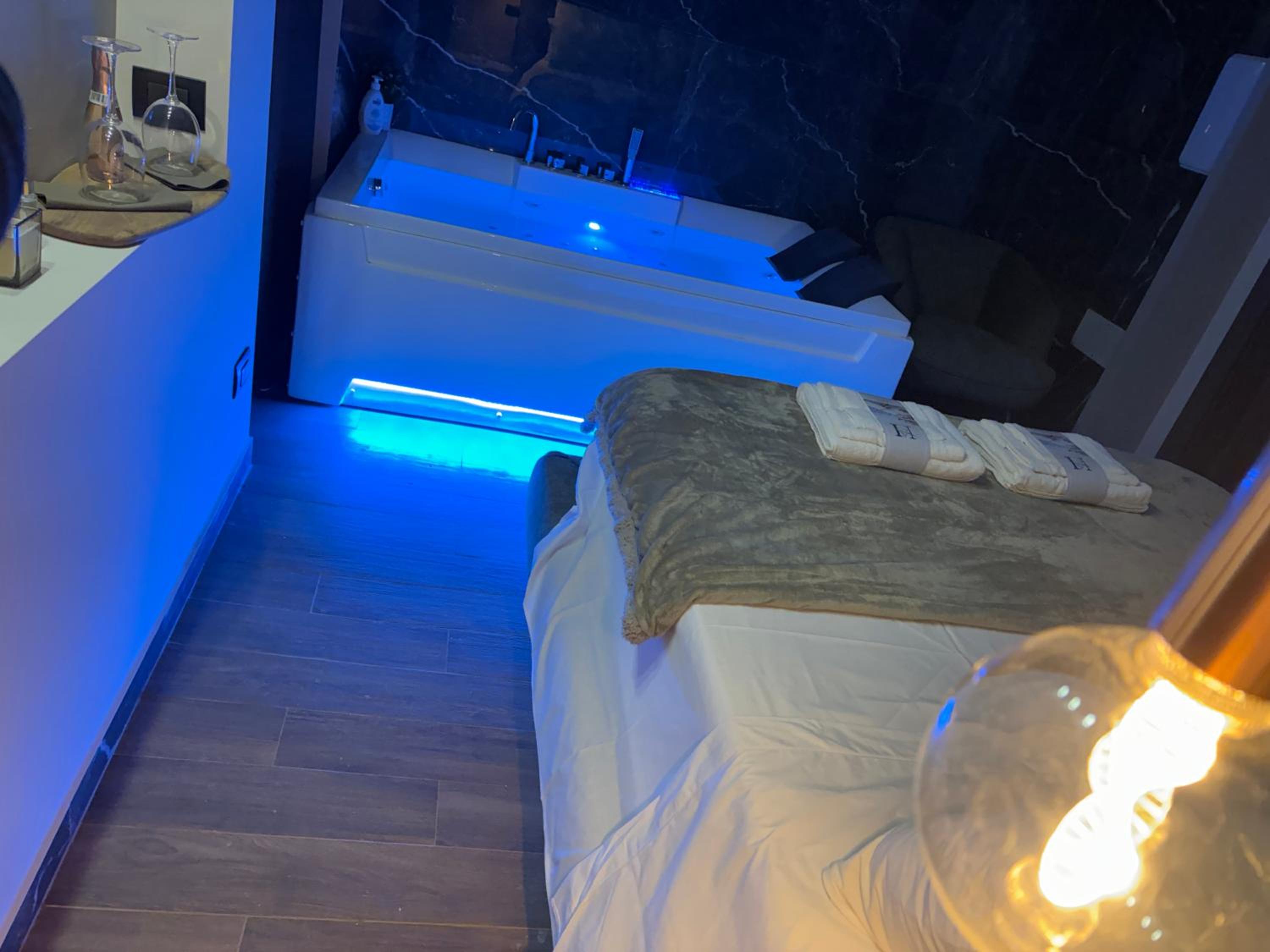 Double Room with Spa Bath photo 2