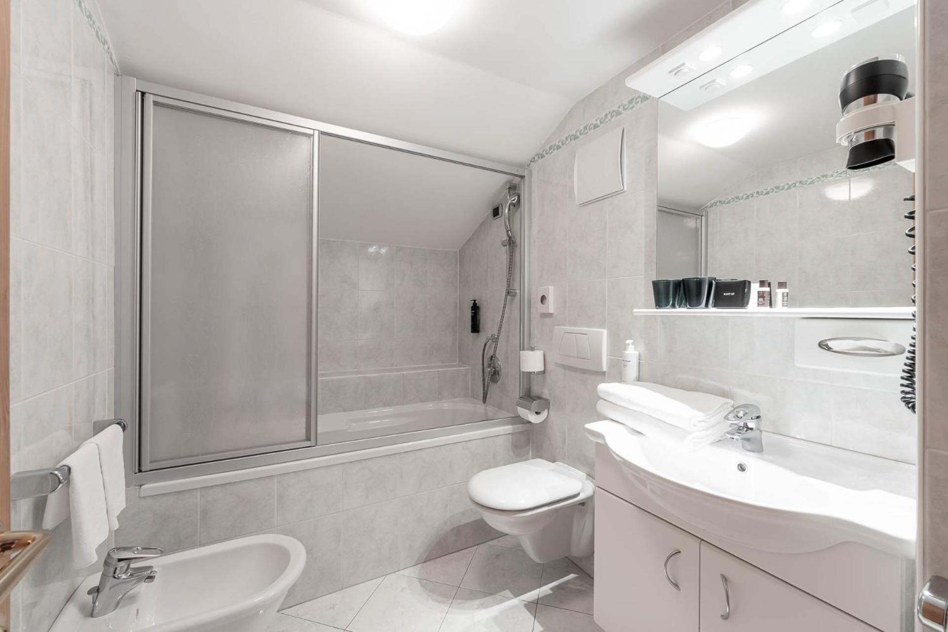 Superior Suite - Photo 10