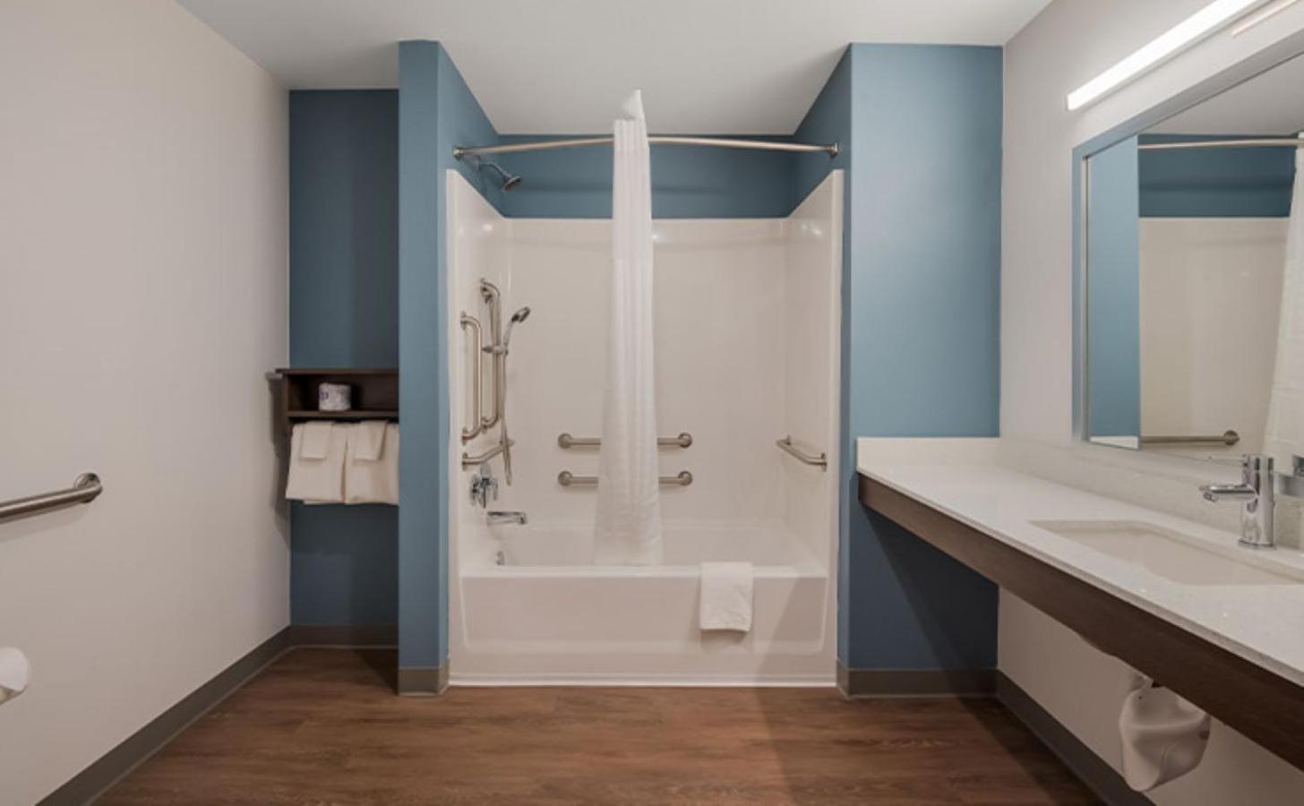 Queen Suite with Tub - Disability Access/Non Smoking - Photo 7
