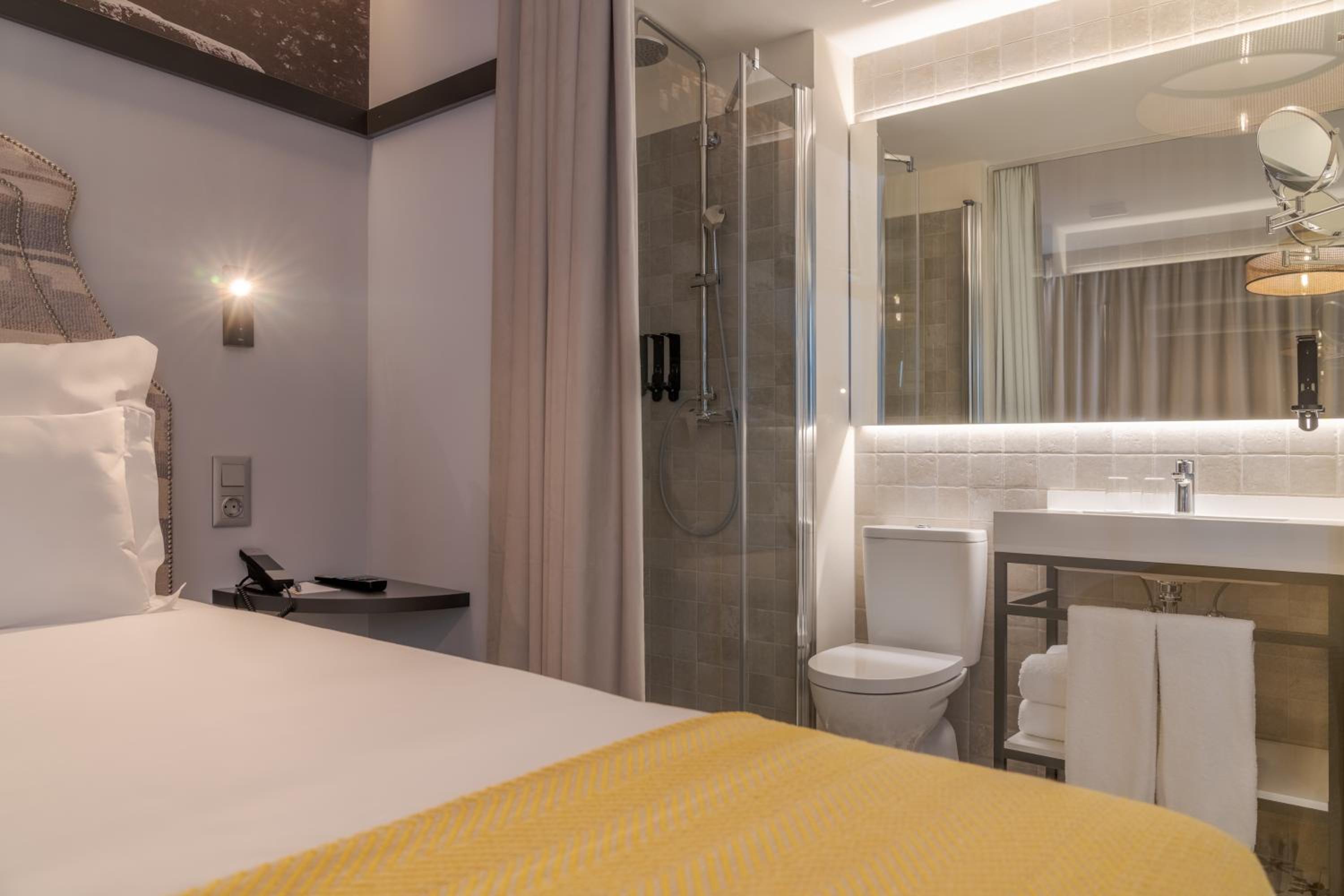Superior Double Room with River View - Photo 3