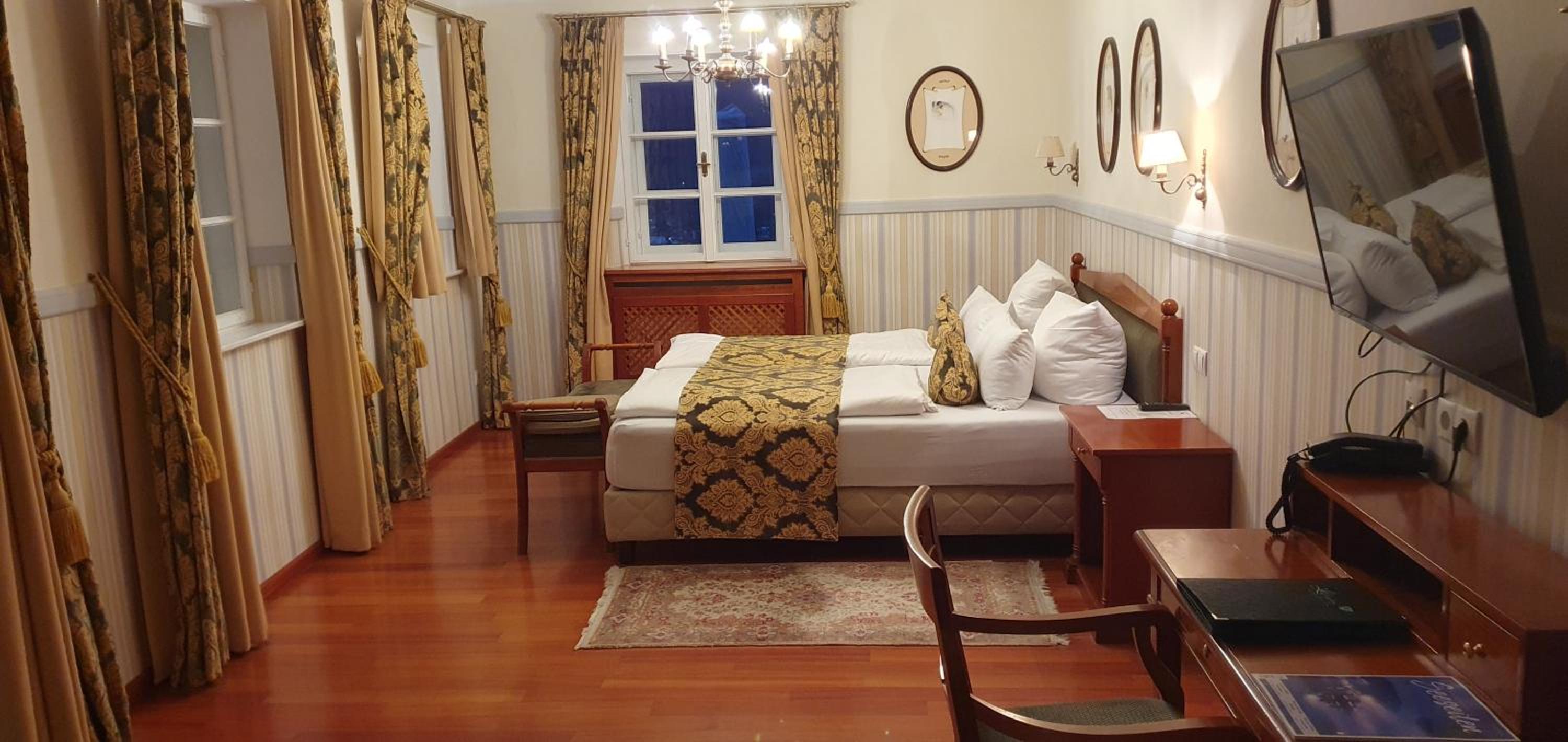 Junior Suite with Lake View - Photo 3