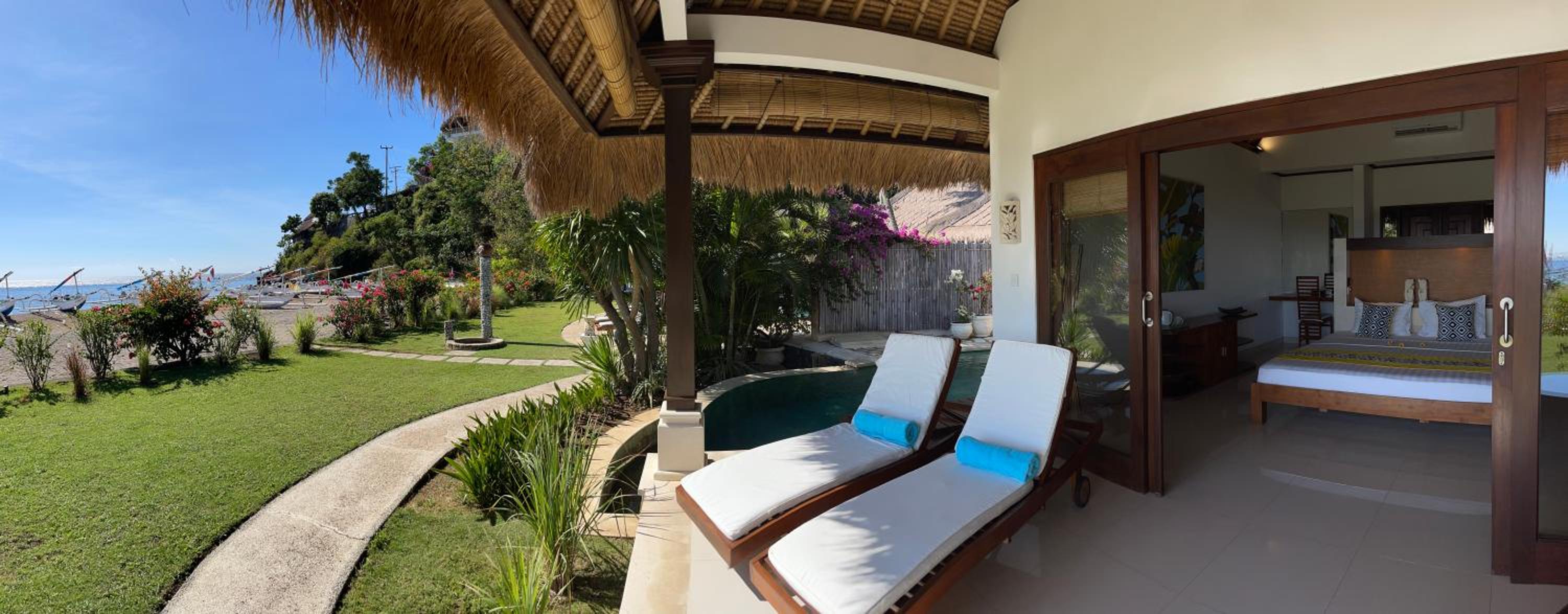 Beachfront bungalow with pool photo 3