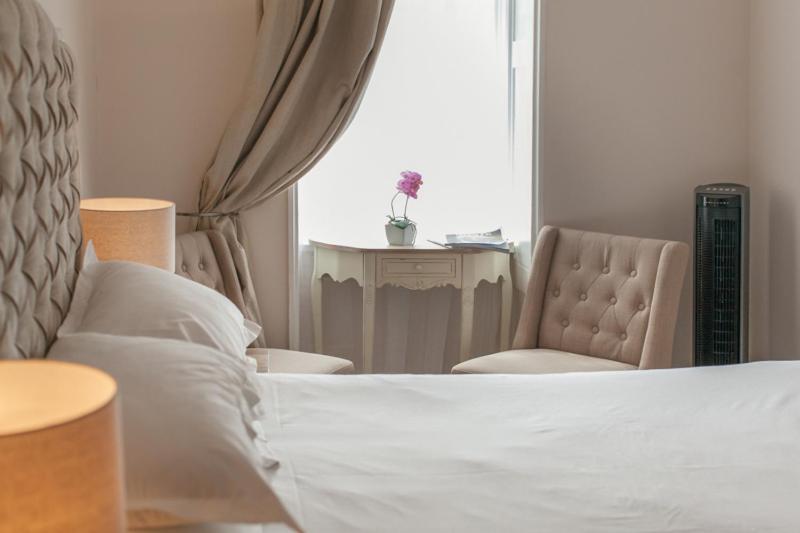Standard Double Room - Photo 9